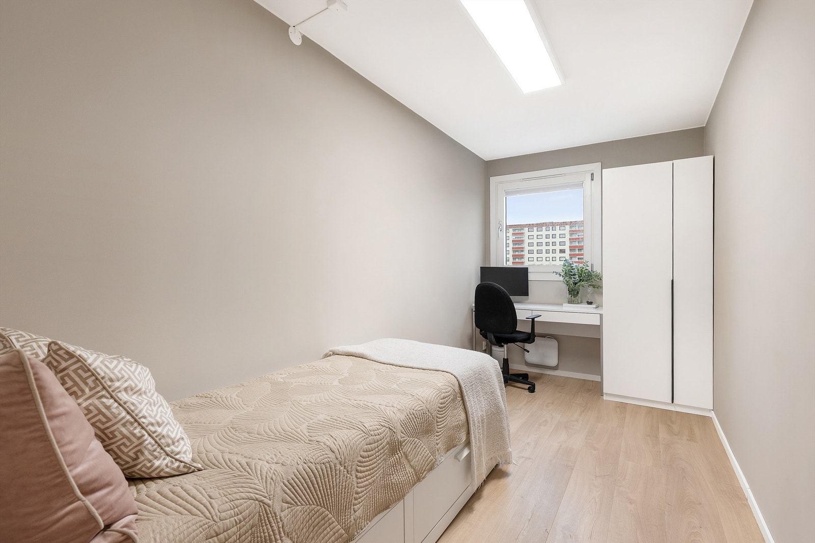 Soverommene passer perfekt som barnerom, gjesterom eller kontor. Det er også oppbevaringsmuligheter i to garderobeskap. Galleribilde