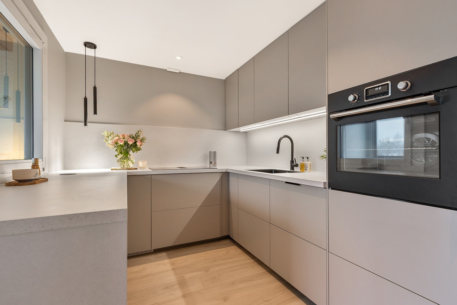 Hvitevarene er sømløst integrert og består av induksjonstopp m/kullfilter, stekeovn, oppvaskmaskin og kjøl/fryseskap. Waterguard og komfyrvakt er montert. Galleribilde