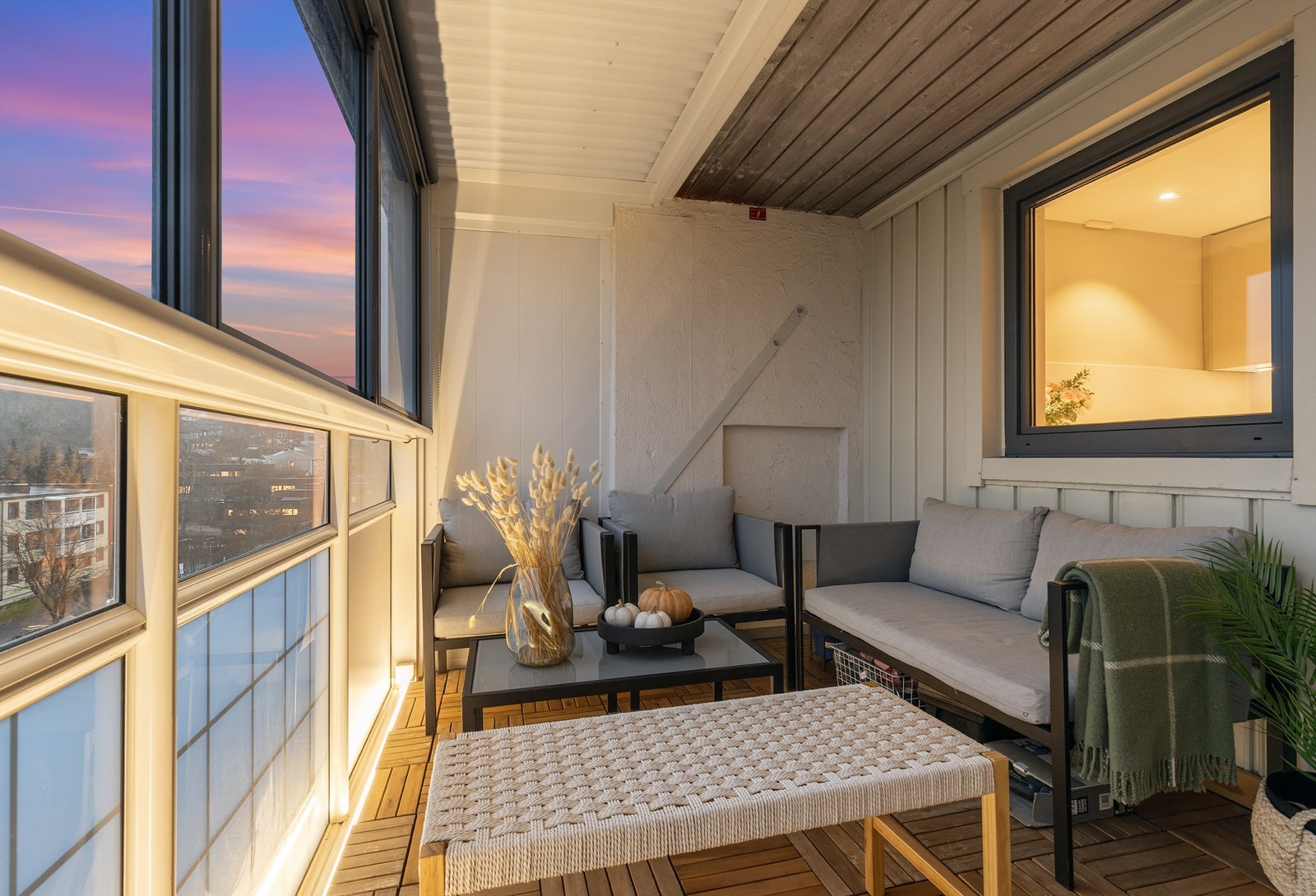 Balkongen er en fin forlengelse av rommet og er en fin plass å nyte frokosten. Galleribilde