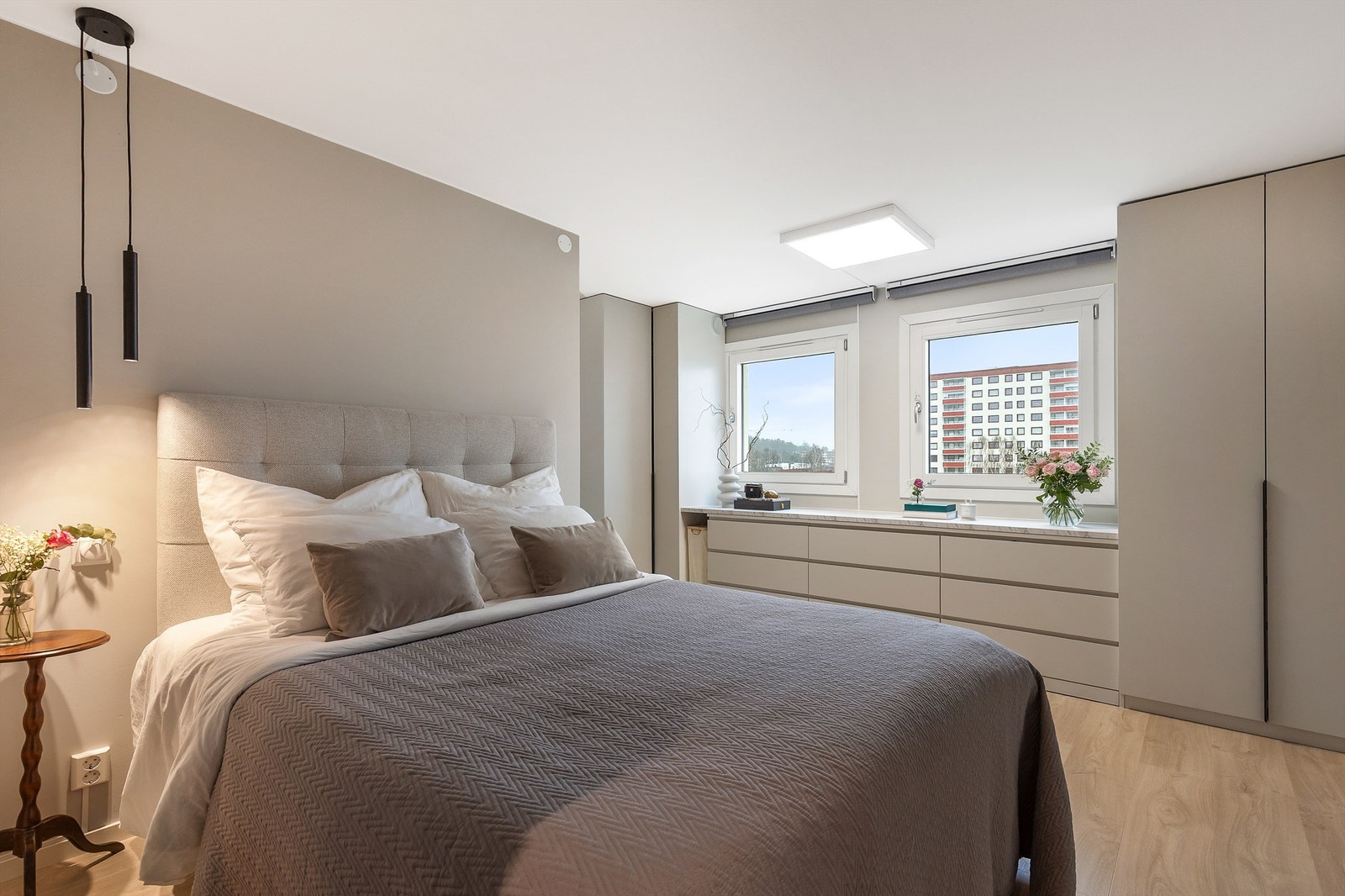 Hovedsoverommet er av svært god størrelse, og har plass til dobbeltseng og tilhørende nattbord. Det er også rikelig med oppbevaringsplass i plassbygde garderobeskap og skuffer. Galleribilde