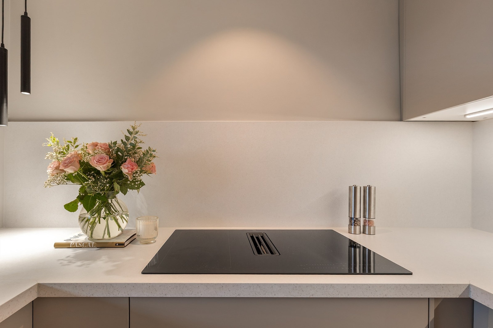 Det er rikelig med oppbevaringsplass i både skuffer og skap, og moderne hvitevarer og god benkeplass gjør matlagingen sømløs. Galleribilde