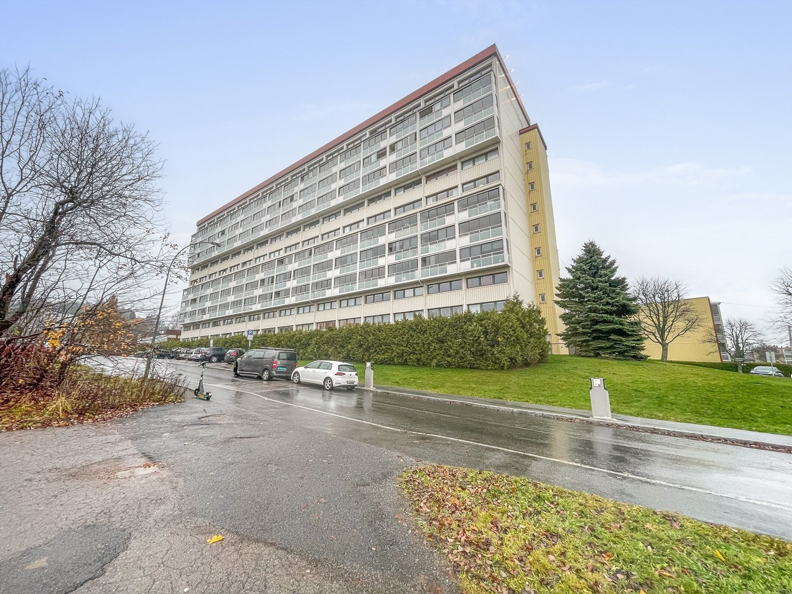 Leiligheten er beliggende i en høyblokk i et veletablert borettslag. Rødtvet er et rolig og trivelig boligområde i Grorud bydel, med flott beliggenhet mellom Lillomarka og Trondheimsveien. Galleribilde