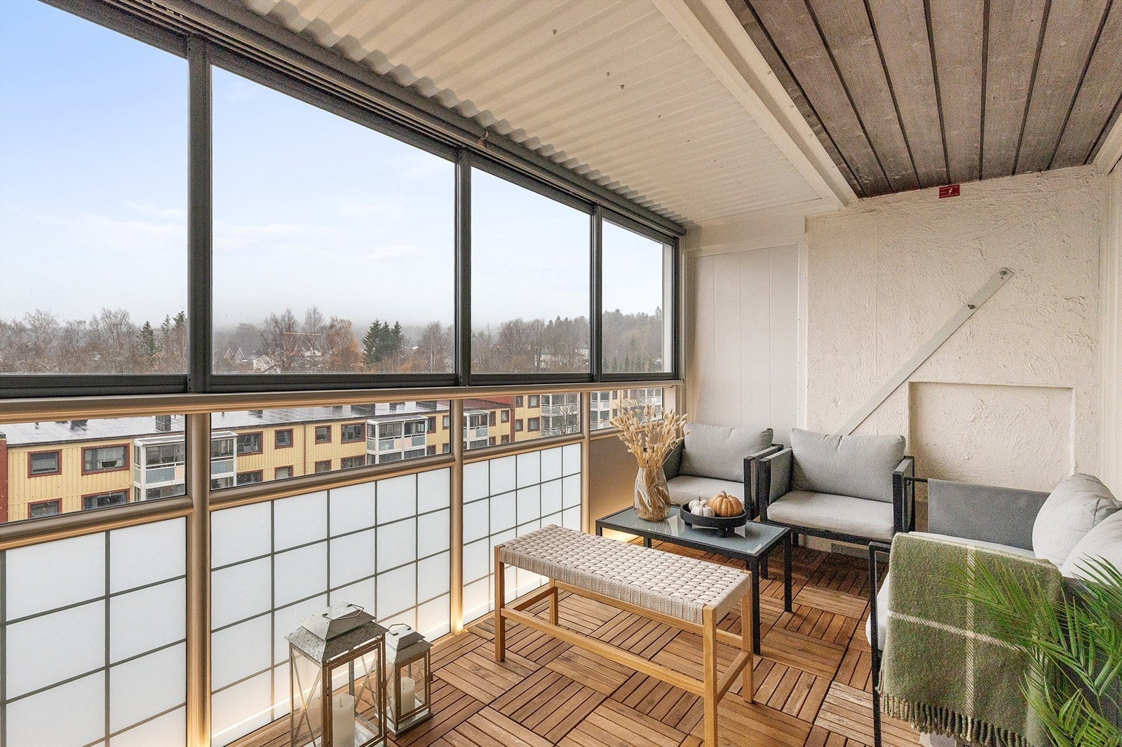 Balkongen er av god størrelse på 10 m2, med plass til ønsket utemøblement. Galleribilde