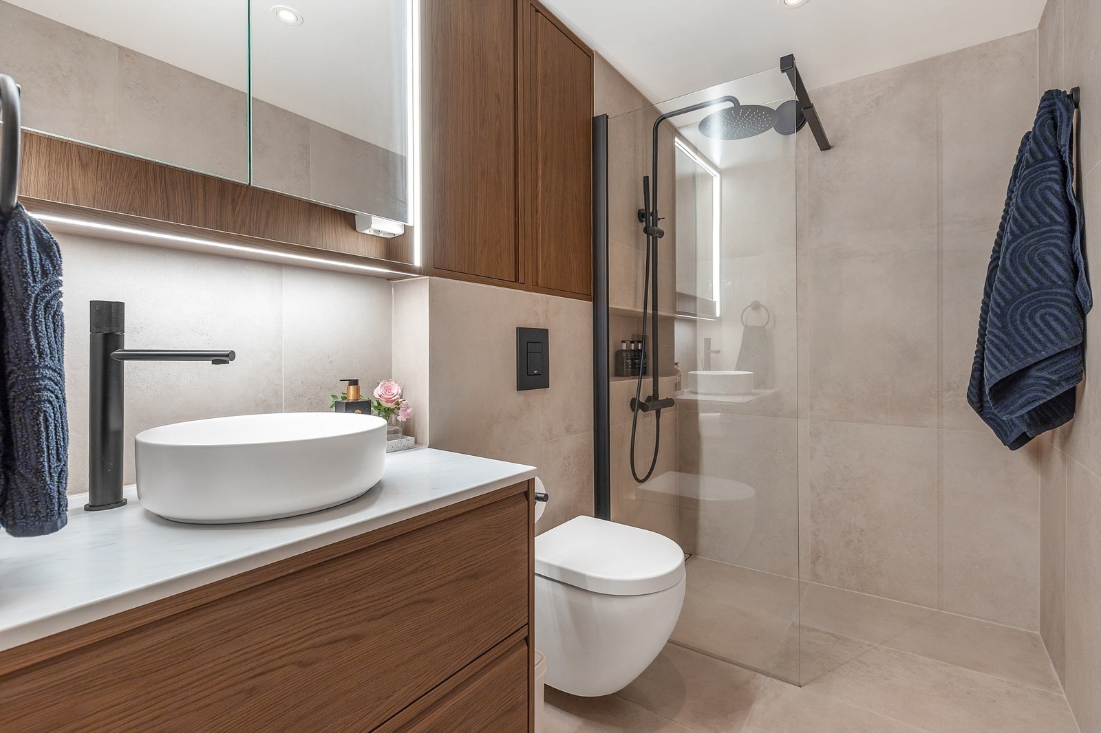 Badet er pent flislagt på gulv og vegger med elektrisk gulvvarme. Galleribilde