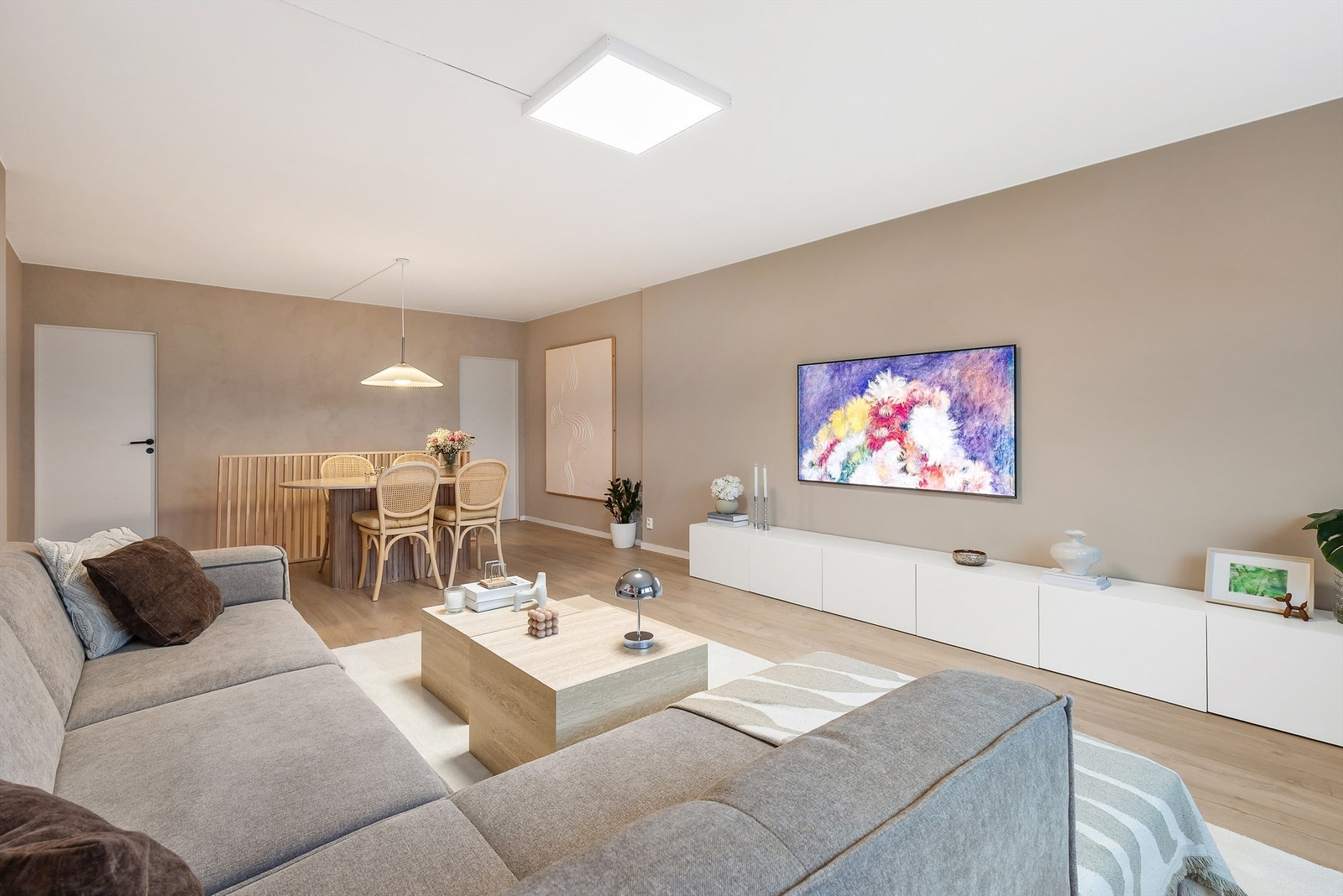 Stuen brer seg over nesten hele planet og er et naturlig og sosialt samlingspunkt i boligen. Galleribilde