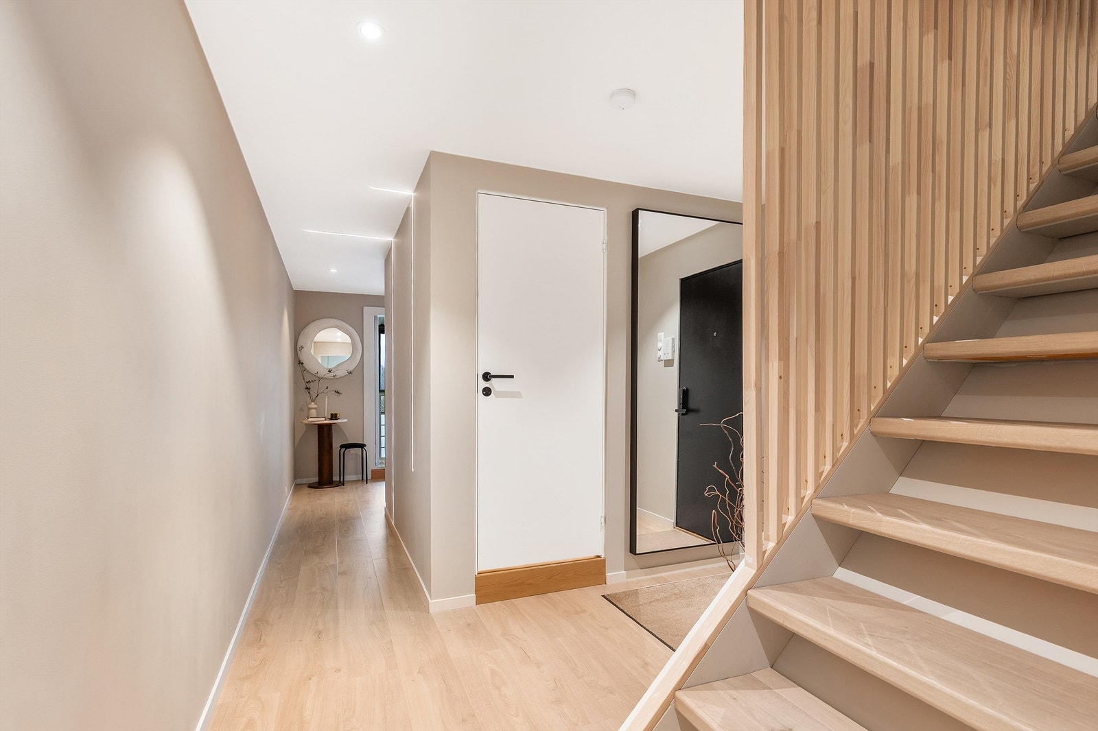 Etasjen består av hovedsoverom, bad og kjøkken. Galleribilde