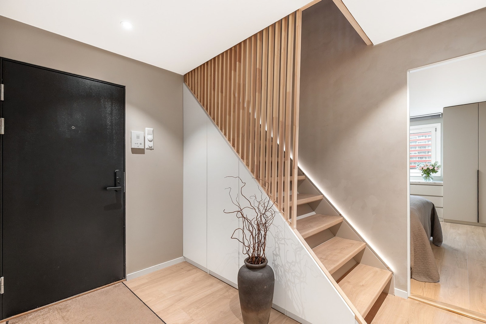 Velkommen inn! Entréen er lys og innbydende og gir et godt førsteinntrykk. Galleribilde