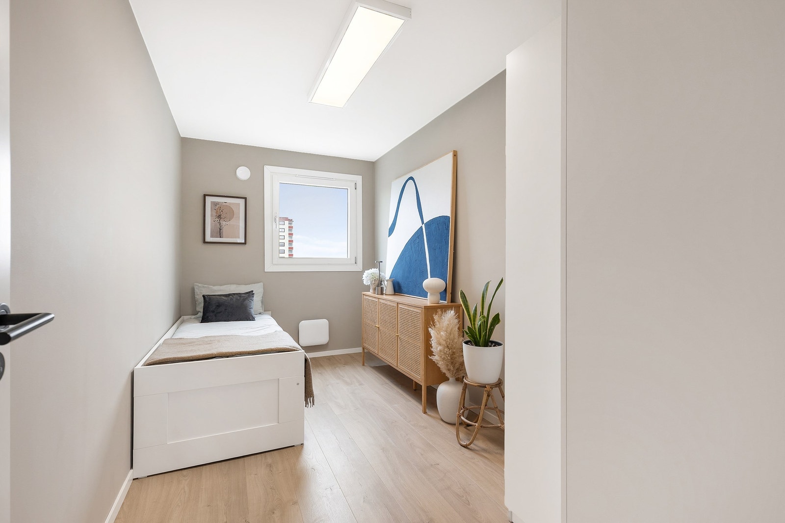 I etasjen er det to soverom av god størrelse. Det er plass til seng, nattbord og annet ønskelig møblement. Galleribilde