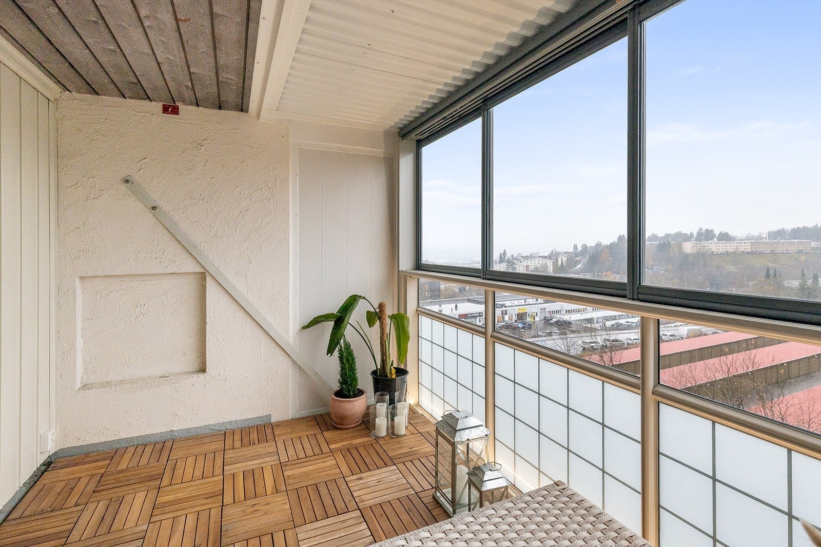 Balkongen er vendt mot sydvest, og innglassingen gjør at bruken strekker seg til større deler av året. Galleribilde