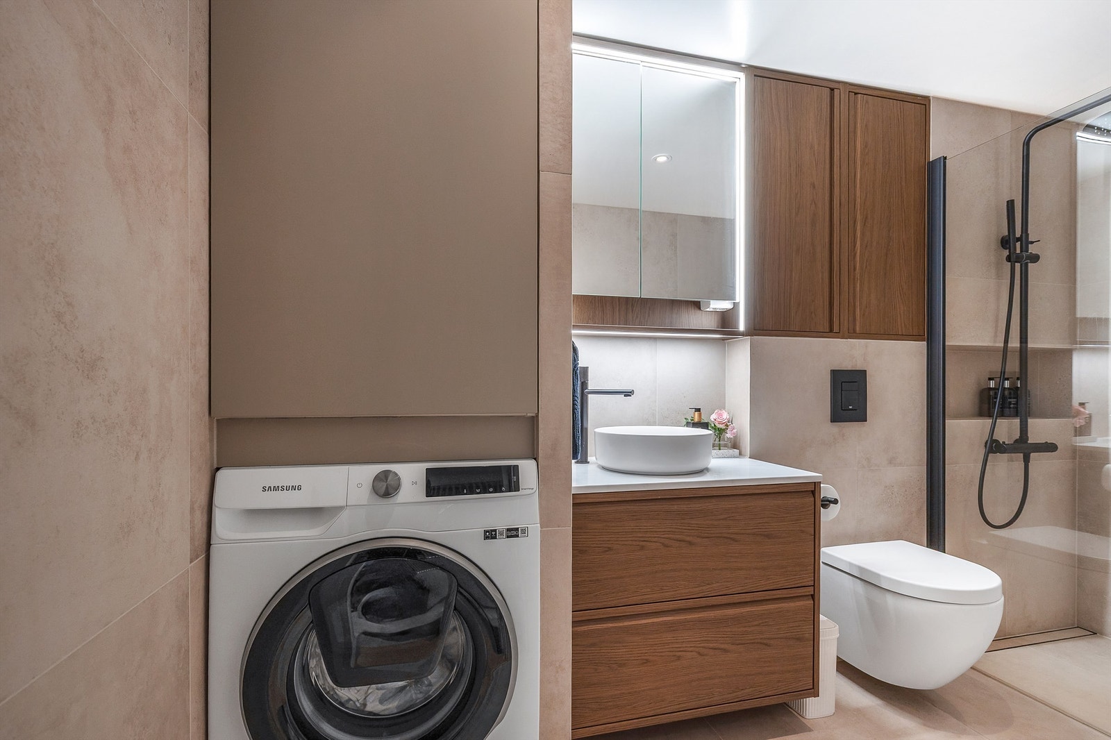 Det er både plass og opplegg for vaskemaskin i nisje innredning. Galleribilde