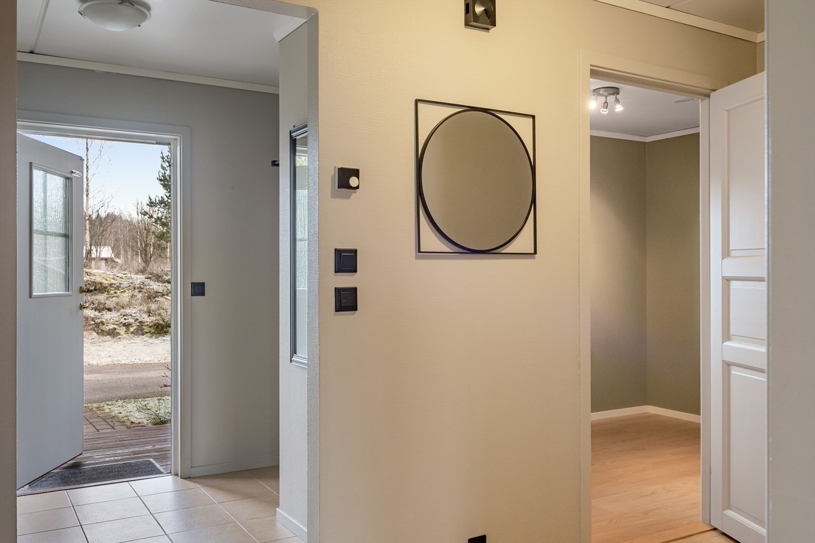 Entreen har god plass til garderobeskap for avhenging av yttertøy. Galleribilde