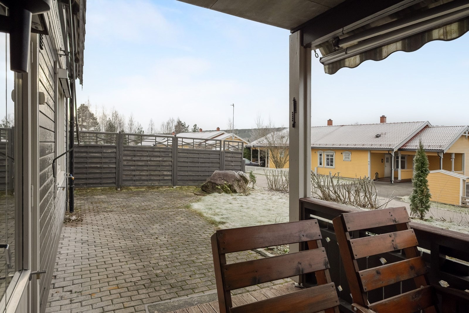 Uteområdet er opparbeidet med heller, plen og diverse beplantning. Galleribilde