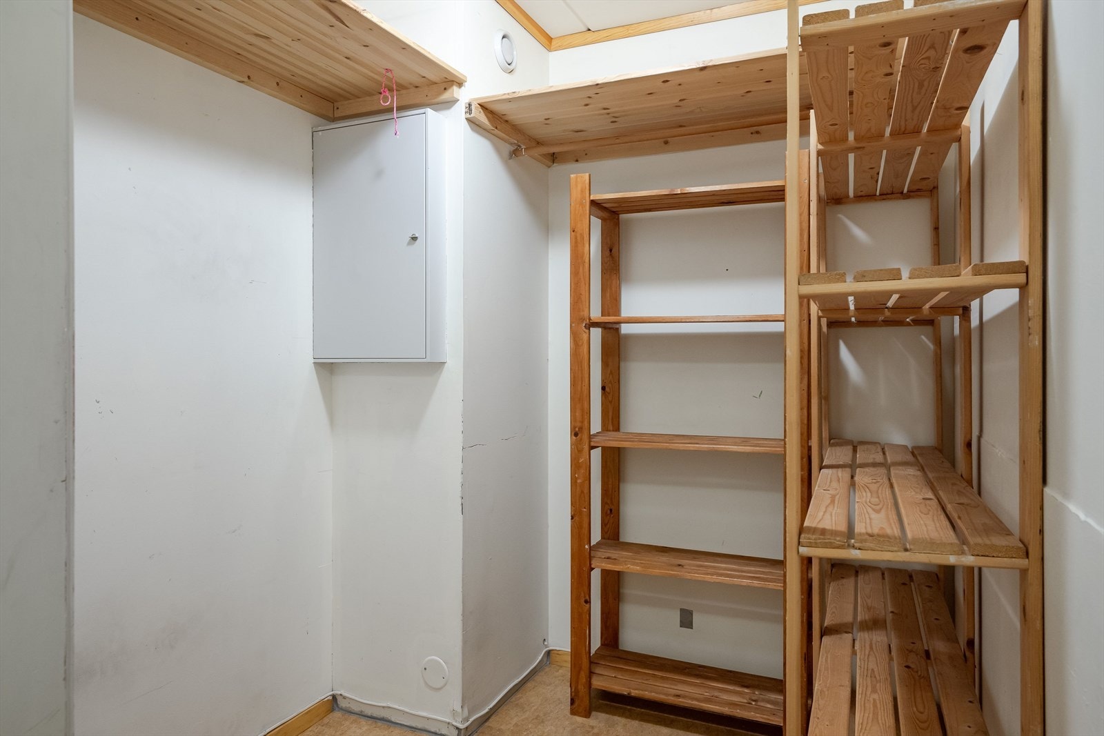 Praktisk bodrom med god lagringsplass. Det er i tillegg en liten bod på ca. 1 kvm under utvendig trapp til 2.etasje samt bod på ca. 5 kvm i felles bodrekke utvendig. Galleribilde