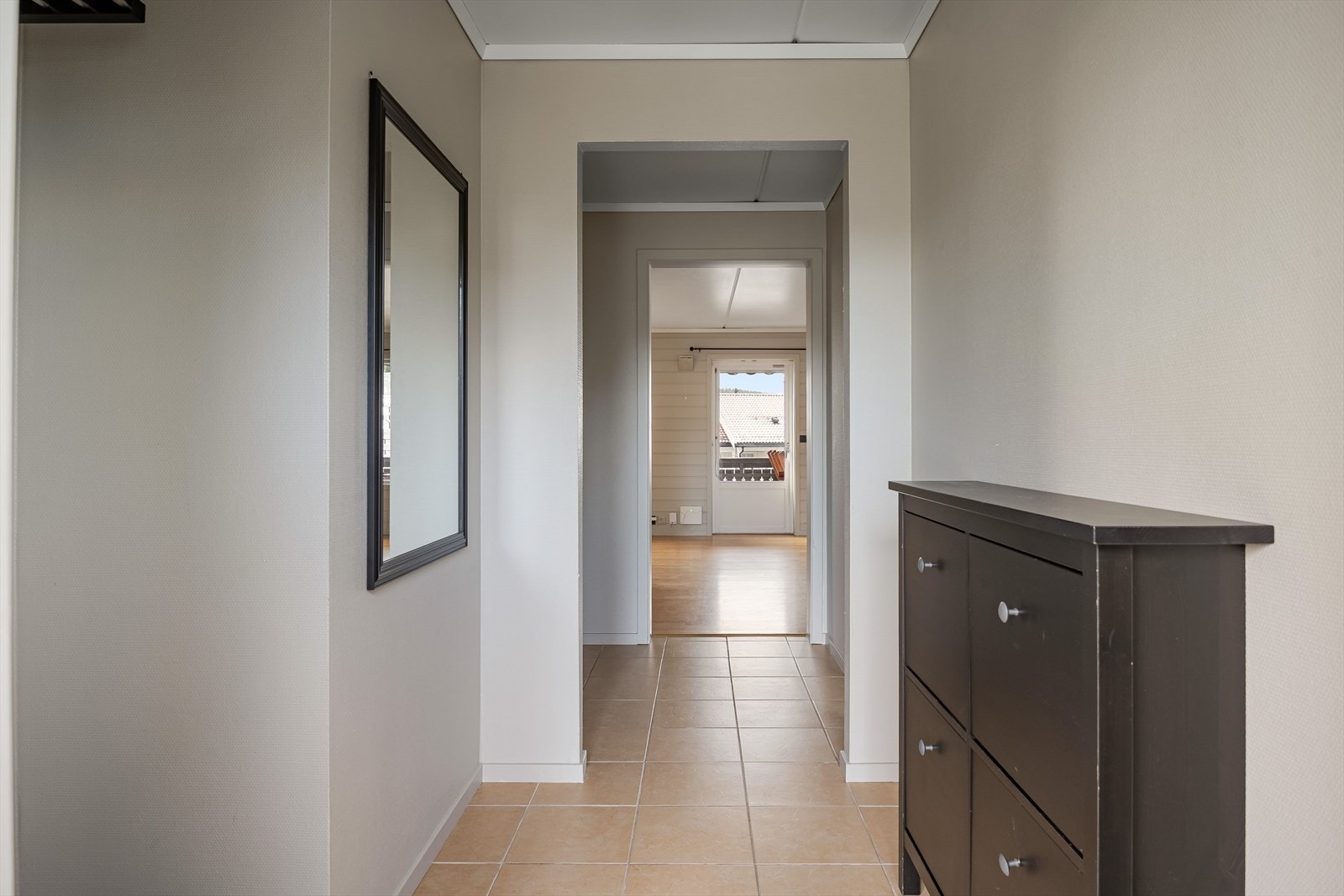 Du ønskes velkommen inn i en lys entre med flislagt gulv. Galleribilde