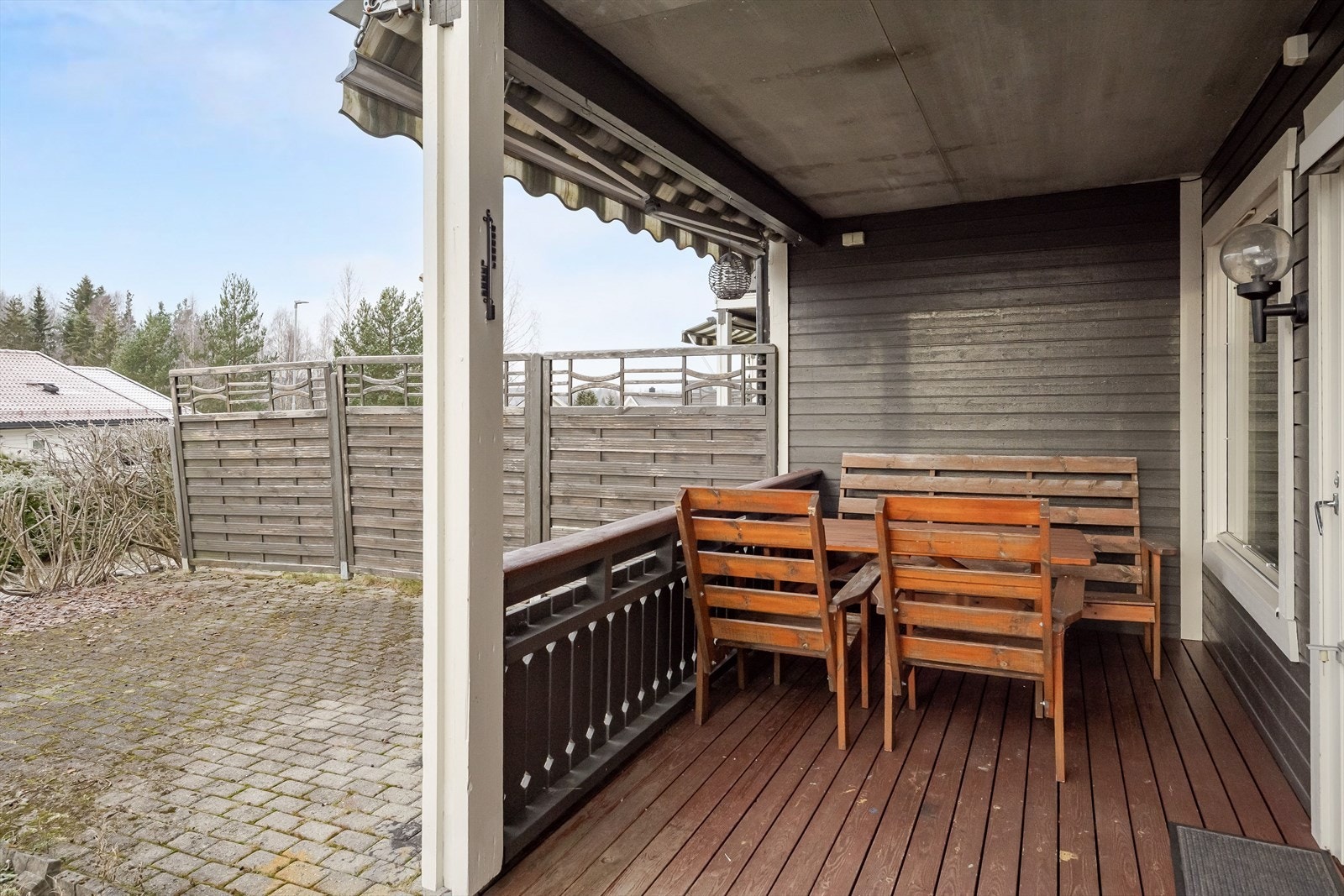 Fra stuen er det utgang til et solrikt og skjermet uteområde med levegg og hekk mot nabo. Galleribilde