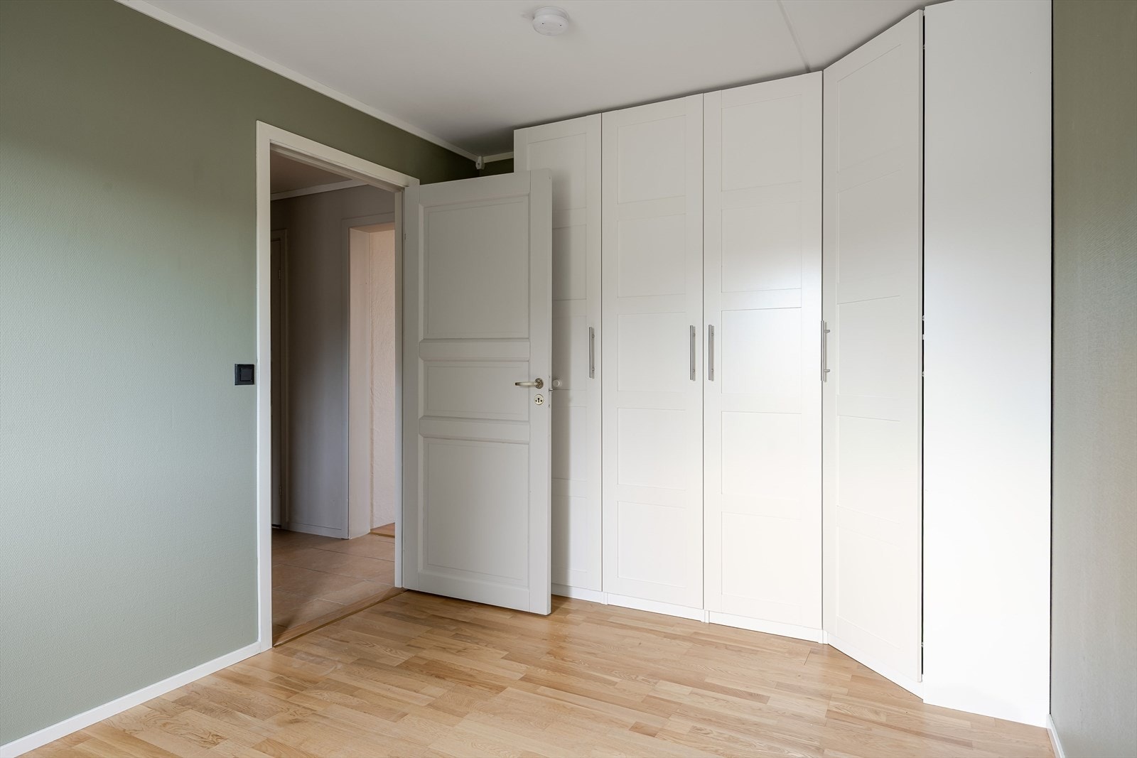 Soverommet har en godt utnyttet garderobeløsning som medfølger i handelen. Galleribilde