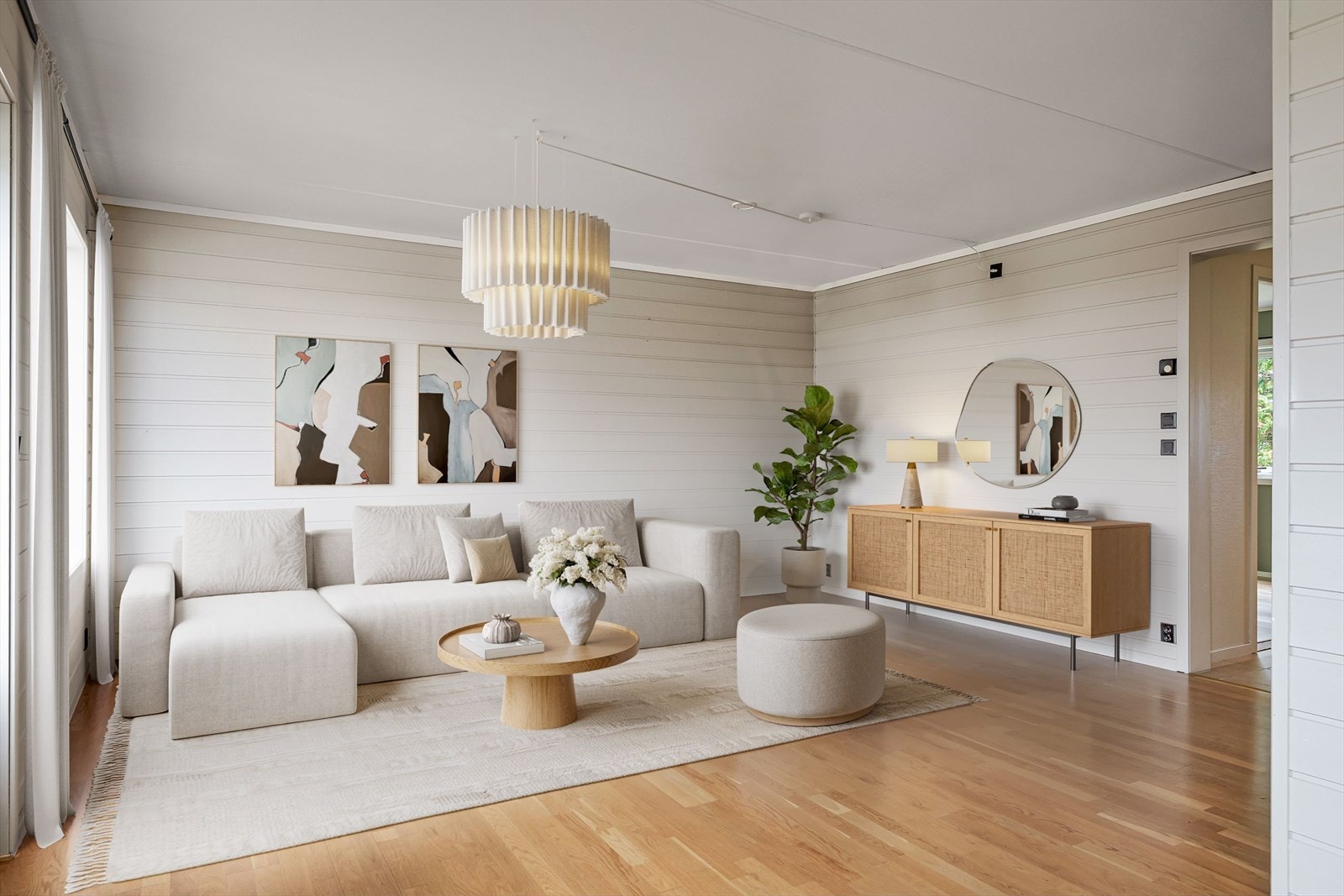 Lys og pen stue med god plass til sofagruppe og salongbord (Bildet er digitalt stylet). Galleribilde