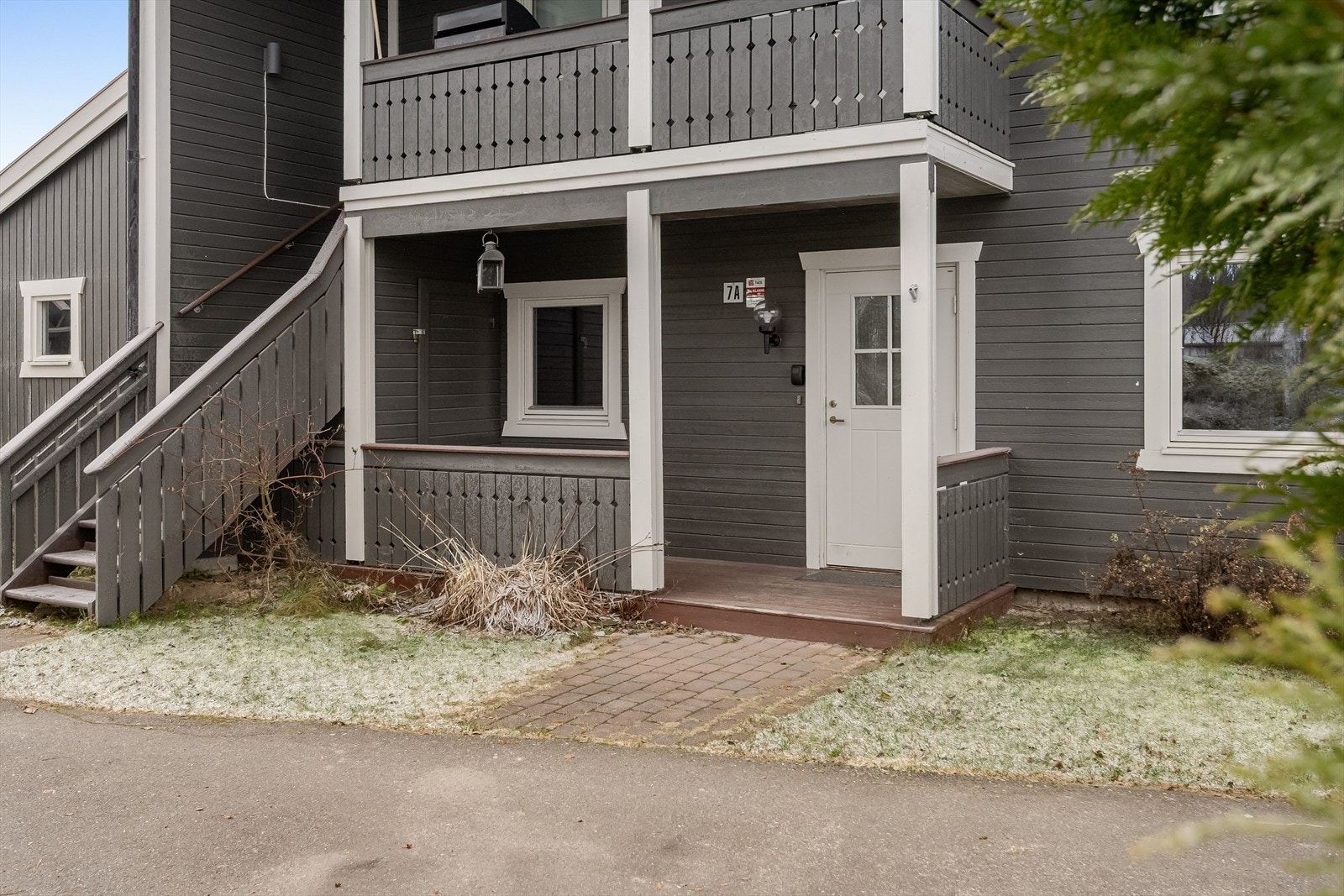 Leiligheten ligger på bakkeplan og har adkomst via et overbygget inngangsparti. Galleribilde