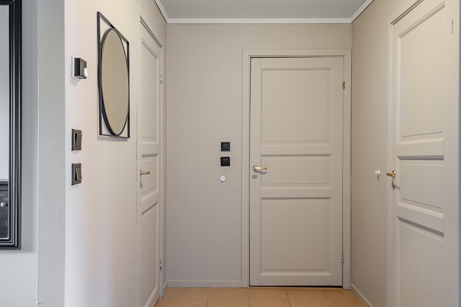 Boligen har en praktisk planløsning med åpen stue/kjøkkenløsning, 2 soverom, bad og bodrom. Galleribilde