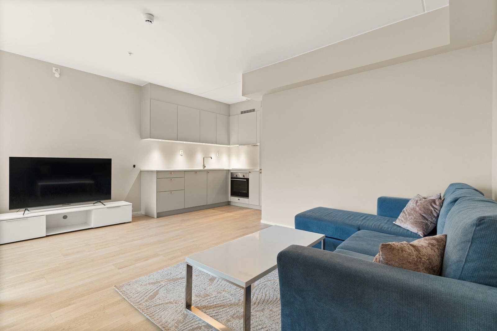 Vi fortsetter i den store stuen, som også er foretrukket oppholdsrom. Vegger er malt i en nydelig fargepalett, og gulvet er belagt med parkett. Galleribilde