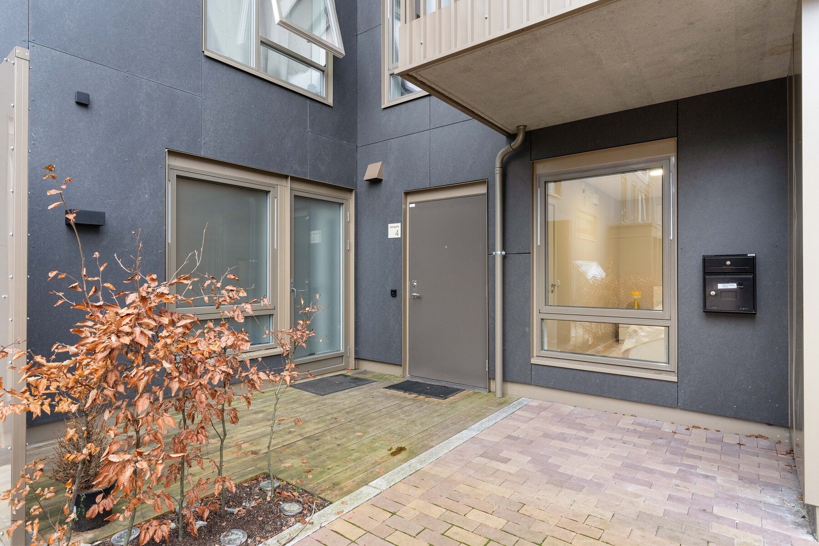 Dette er en meget attraktiv og romlig 2-roms med egen inngang og uteplass! Med andre ord, en sjelden mulighet i Swixgata. Galleribilde