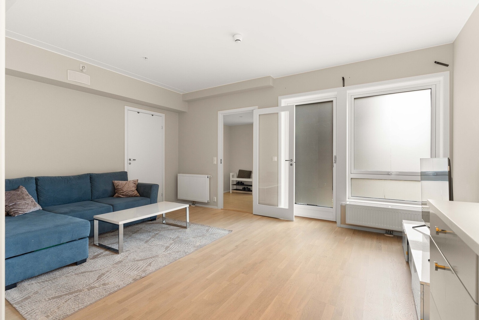 Utformingen av rommet bidrar til plass til større sofagruppe og spisegruppe dersom du ønsker det. Fra stuen er det også adkomst til en romslig bod. Galleribilde