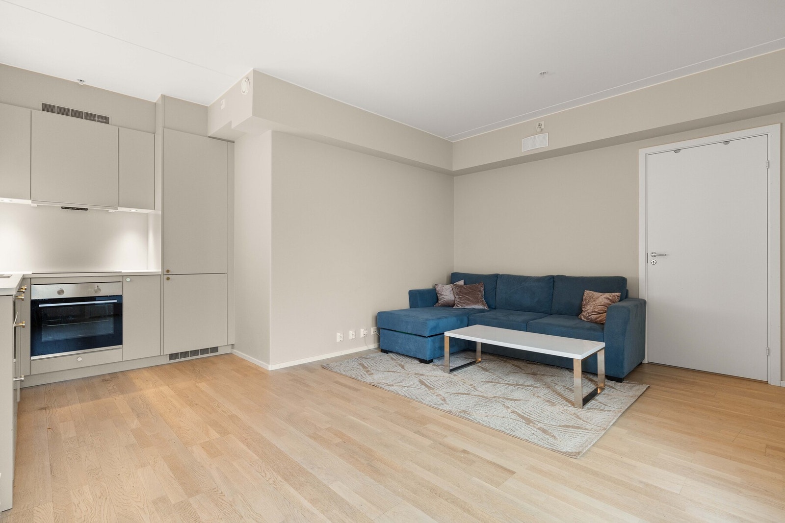 Stuen og kjøkkenet henger sammen i åpen løsning. Ypperlig for en moderne hverdag. Galleribilde