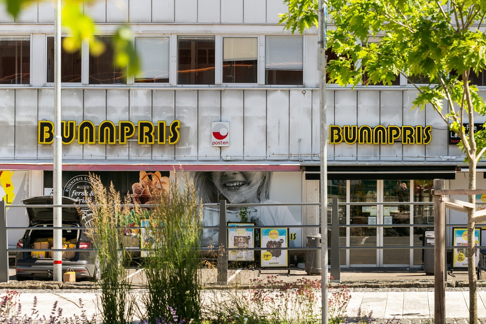 For søndagsåpne butikker, så er Bunnpris kun to minutter gange fra leiligheten. Galleribilde