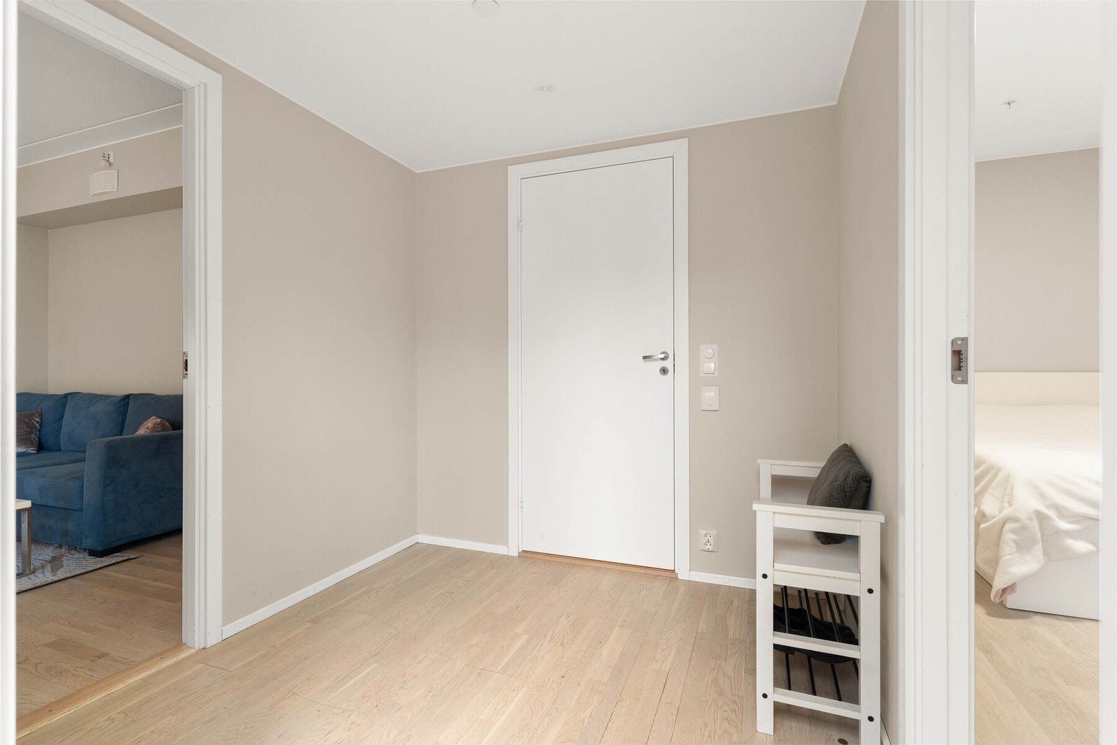 Entreen binder leilighetens rom fint sammen. Det er mengder av plass til både oppheng av yttertøy og lagring av sko her. Galleribilde