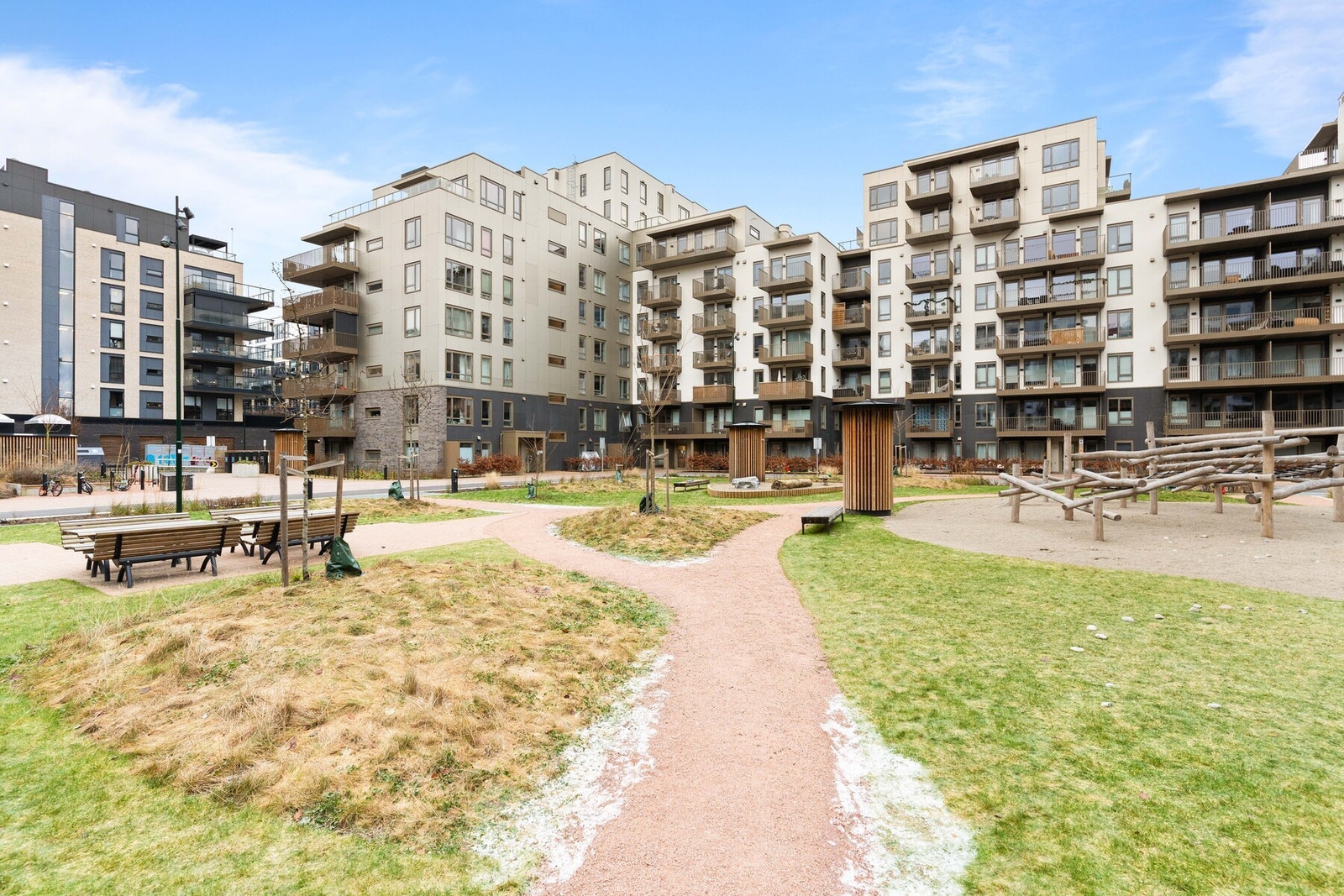 Utenfor leiligheten er det koselige fellesområder med sittegrupper og grøntområder. I tillegg er det takterrasse for beboerne. Galleribilde