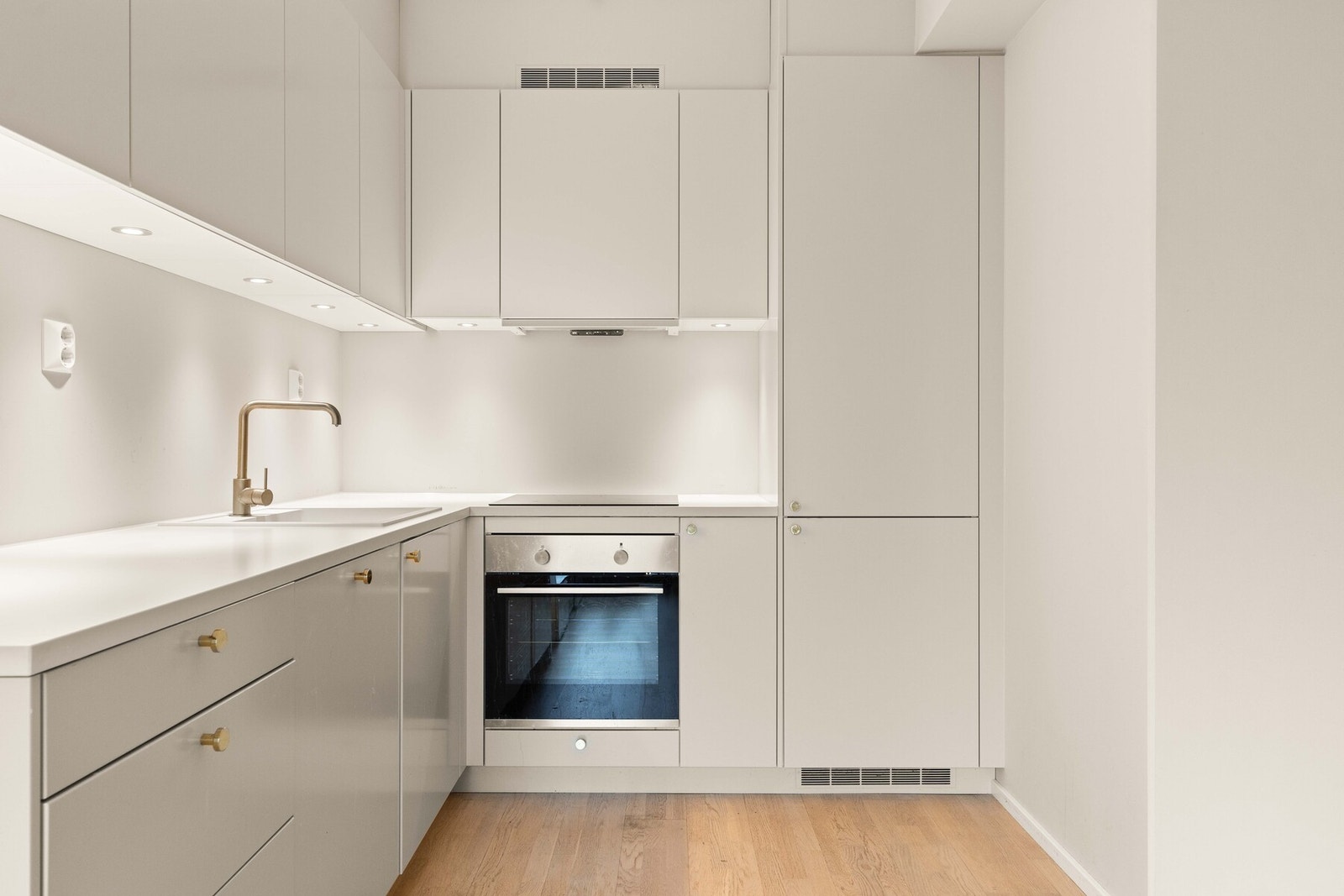 Plassen er utnyttet godt slik at du har godt med oppbevaringsplass i både under- og overskap. Det er også belysning under overskap. Galleribilde