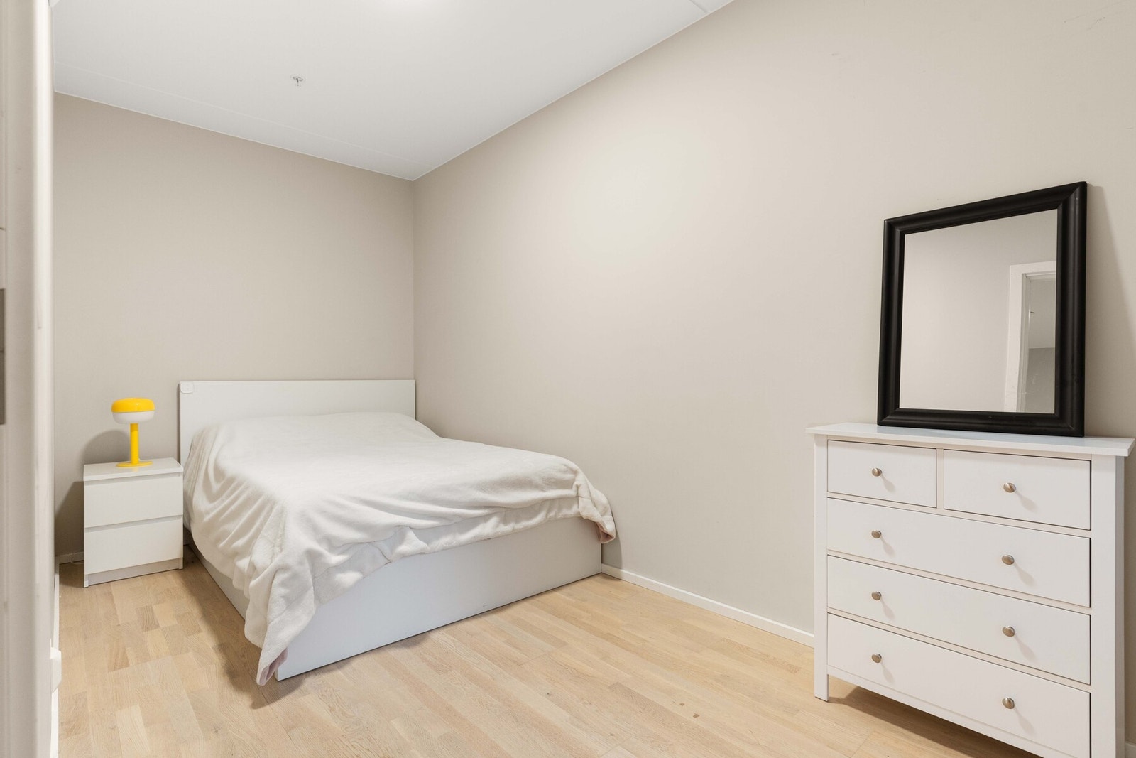 Neste stopp er det store soverommet. Her er det bra med plass til større dobbeltseng, nattbord, garderobe og skrivebord. Galleribilde