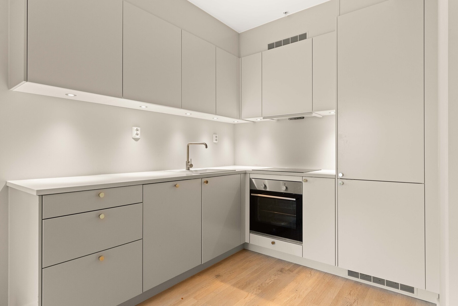 Kjøkkenet fremstår lekkert og påkostet. Her er det flere lekre detaljer som kran og håndtak i gull. For øvrig er alle hvitevarer integrerte og medfølger salget. Galleribilde