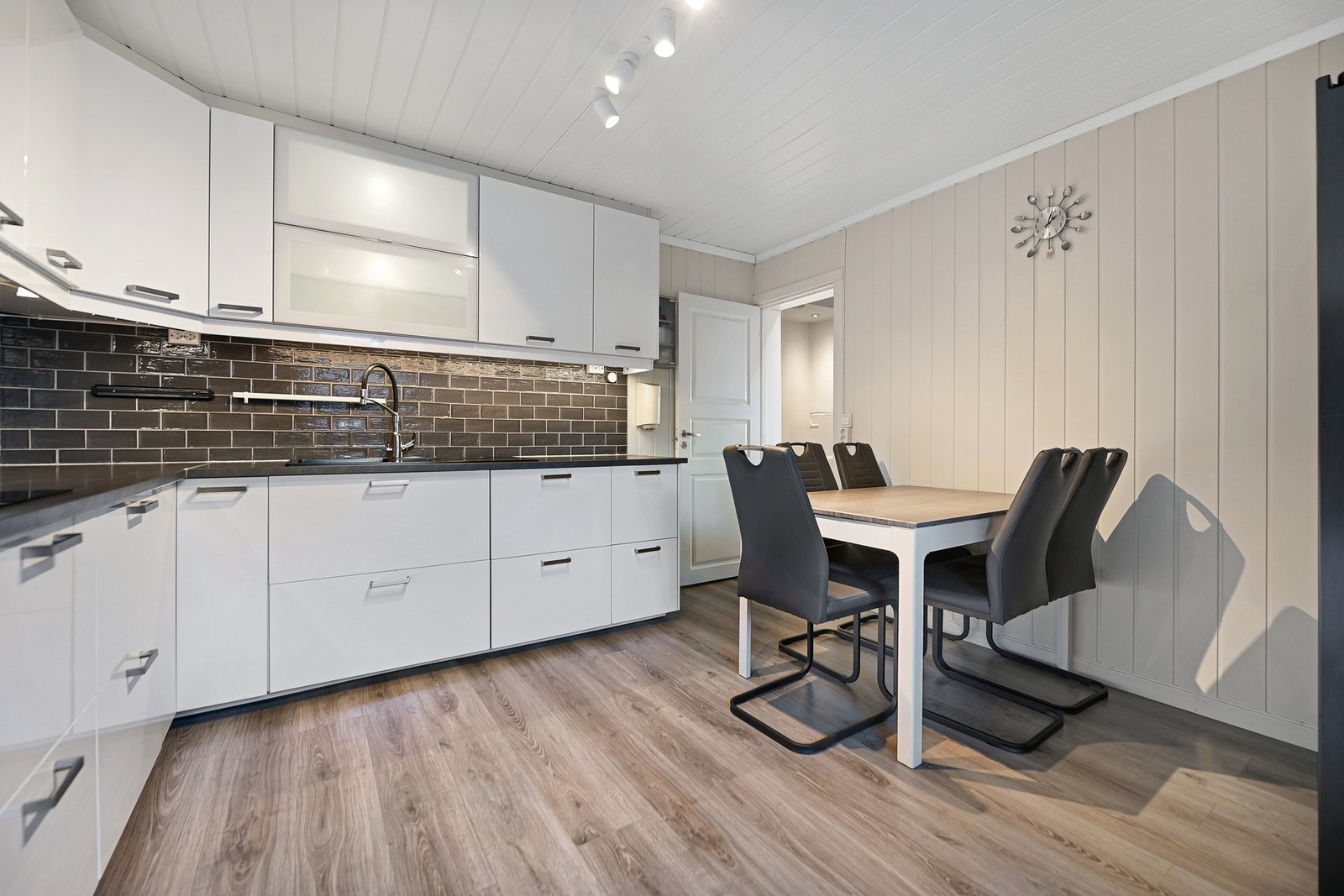 Her har du et arbeidsvennlig kjøkken med gode løsninger og fin plassutnyttelse for deg som er glad i å lage mat. Galleribilde