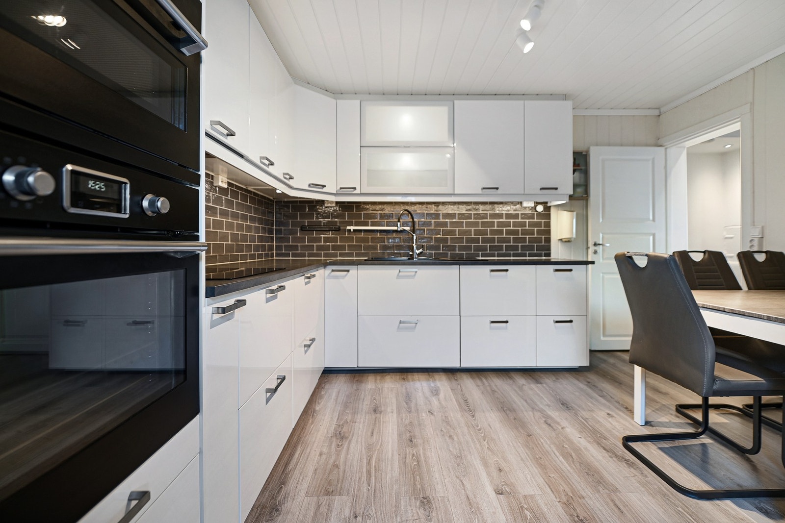 Kjøkkenet har slette fronter og laminat benkeplate. Integrert komfyr, platetopp, mikrobølgeovn, kjøl/fryseskap og oppvaskmaskin. Galleribilde