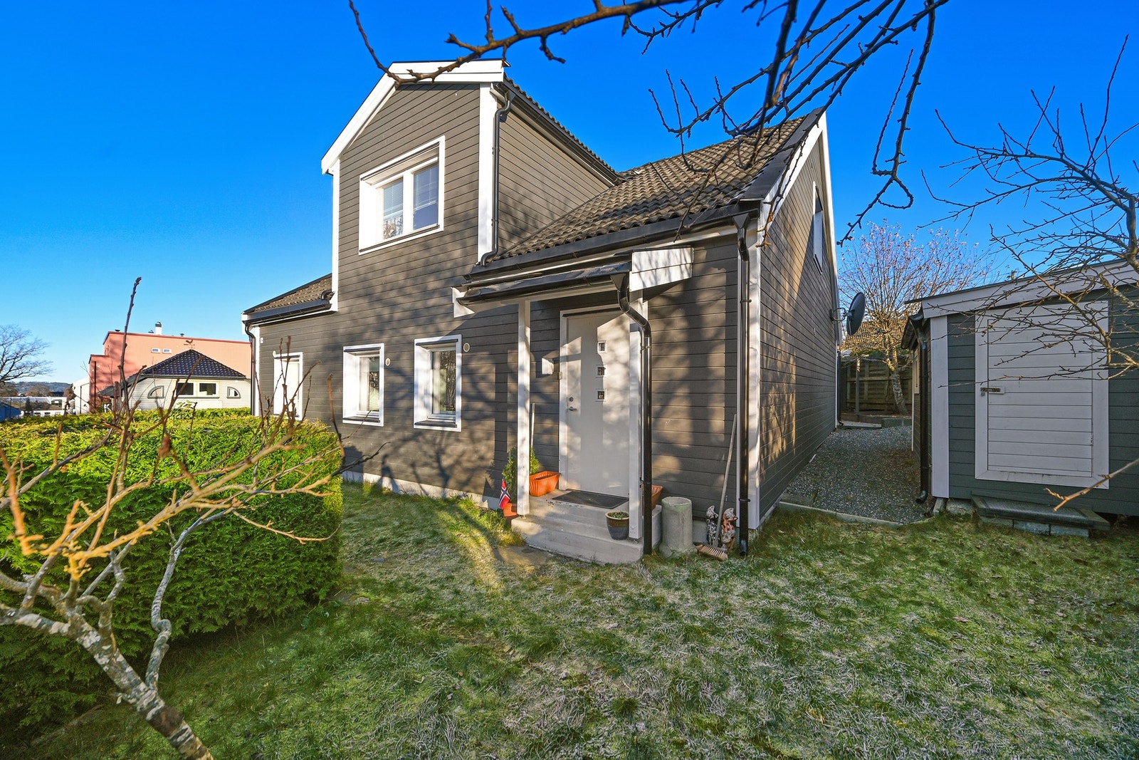 Boligens 2. etasje er utleid for kr. 11.000,- pr. mnd. Galleribilde