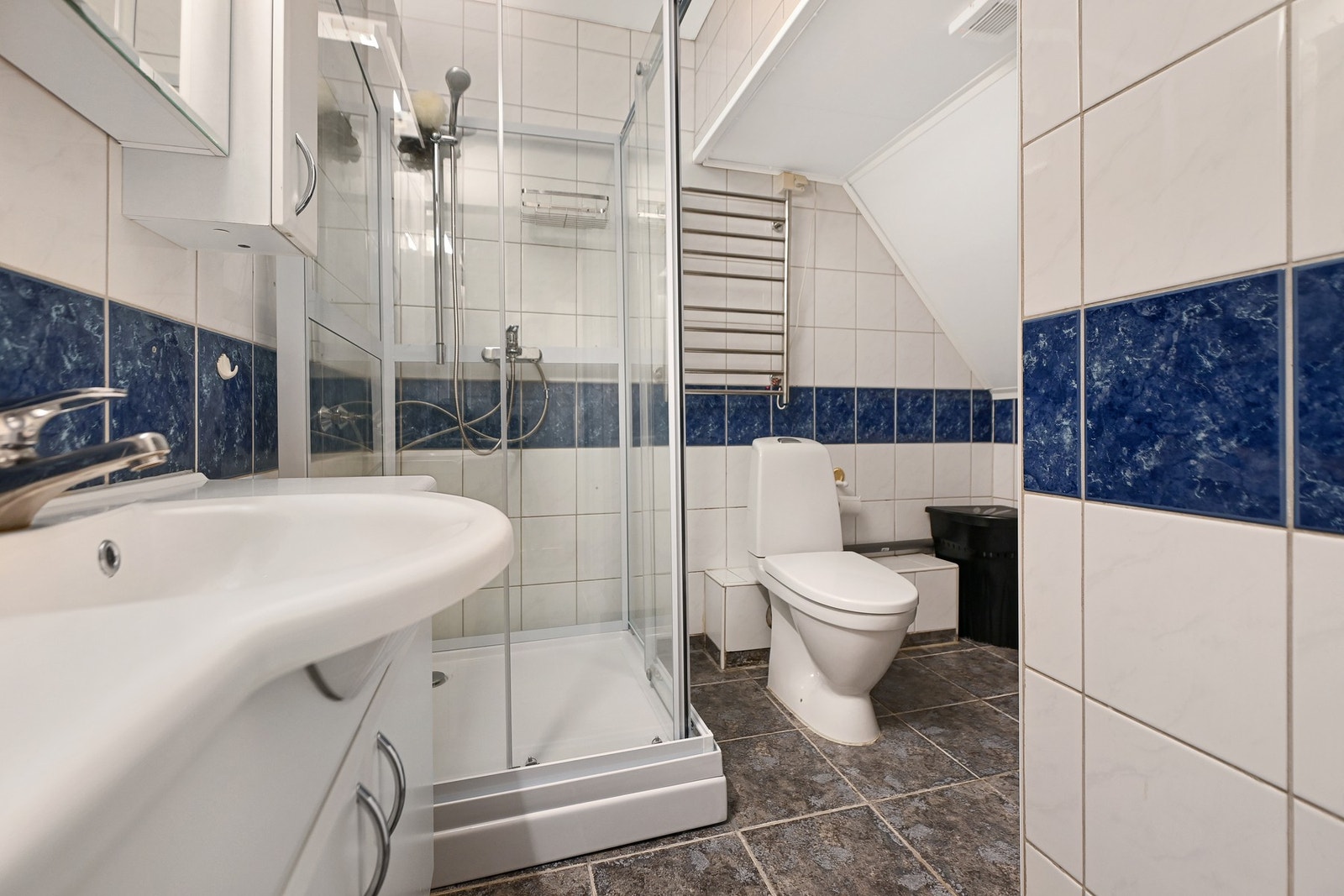 Boligen har et praktisk bad fra 2000. Badet har innredning med nedfelt servant, gulvfestet toalett, dusjkabinett og opplegg for vaskemaskin. Galleribilde