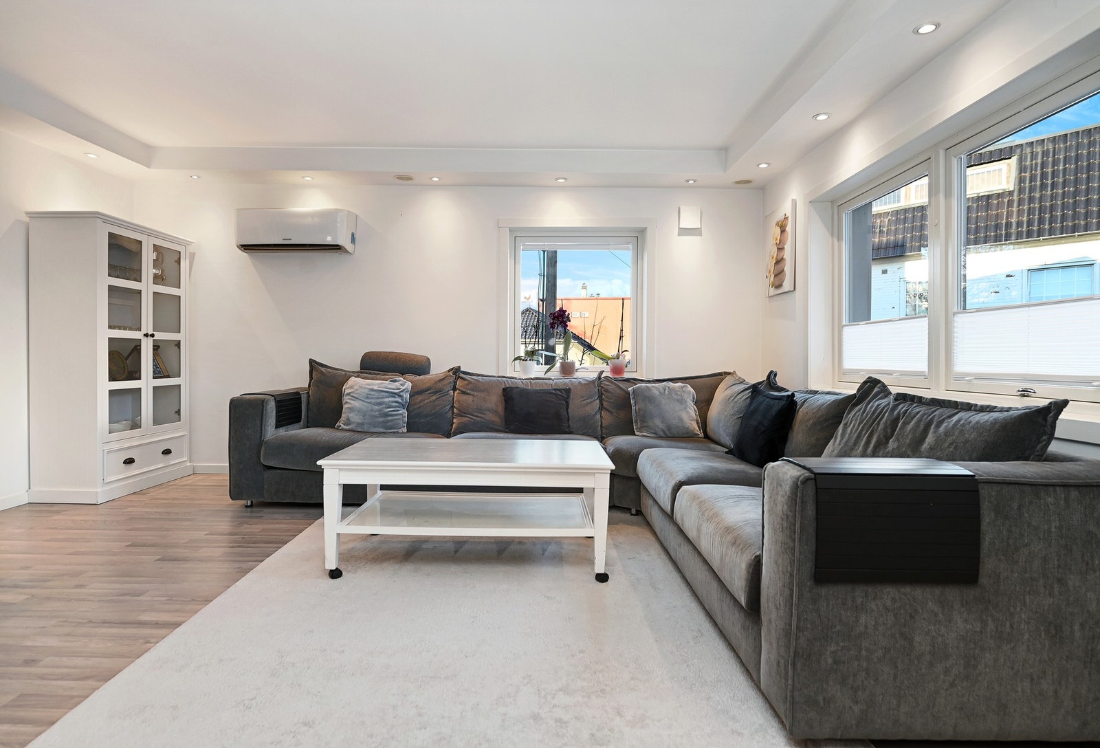 Planløsningen gjør det enkelt å møblere og det er sofagruppe med tilhørende møblement. Galleribilde