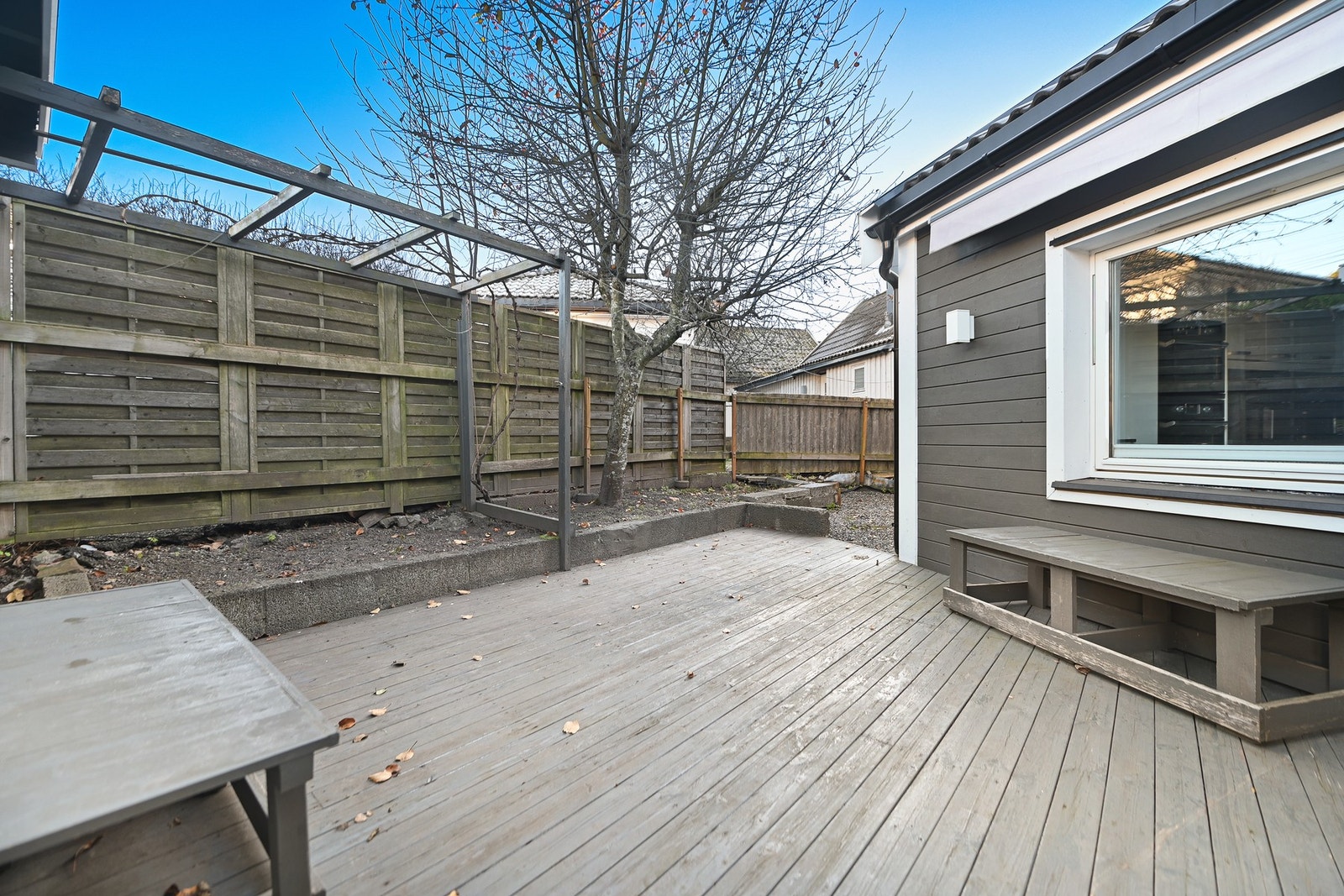 Utenfor inngangsdøren er det tilgang til terrasse på ca. 14 m². Galleribilde