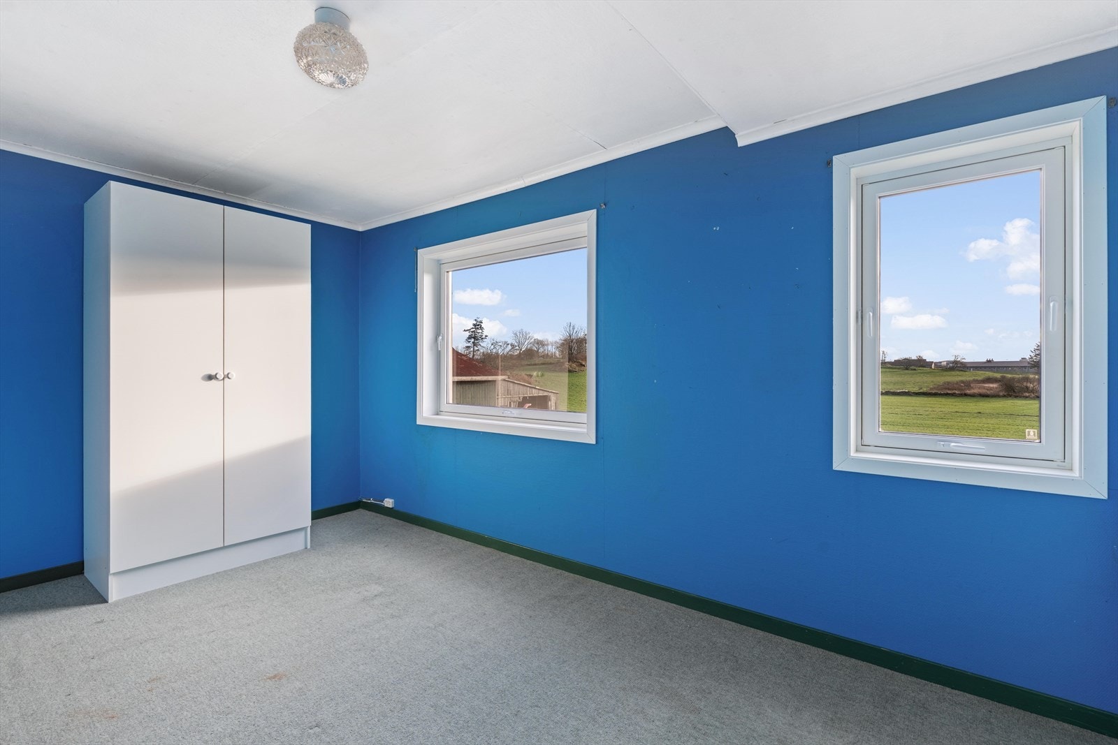 Stort soverom med klesskap Galleribilde