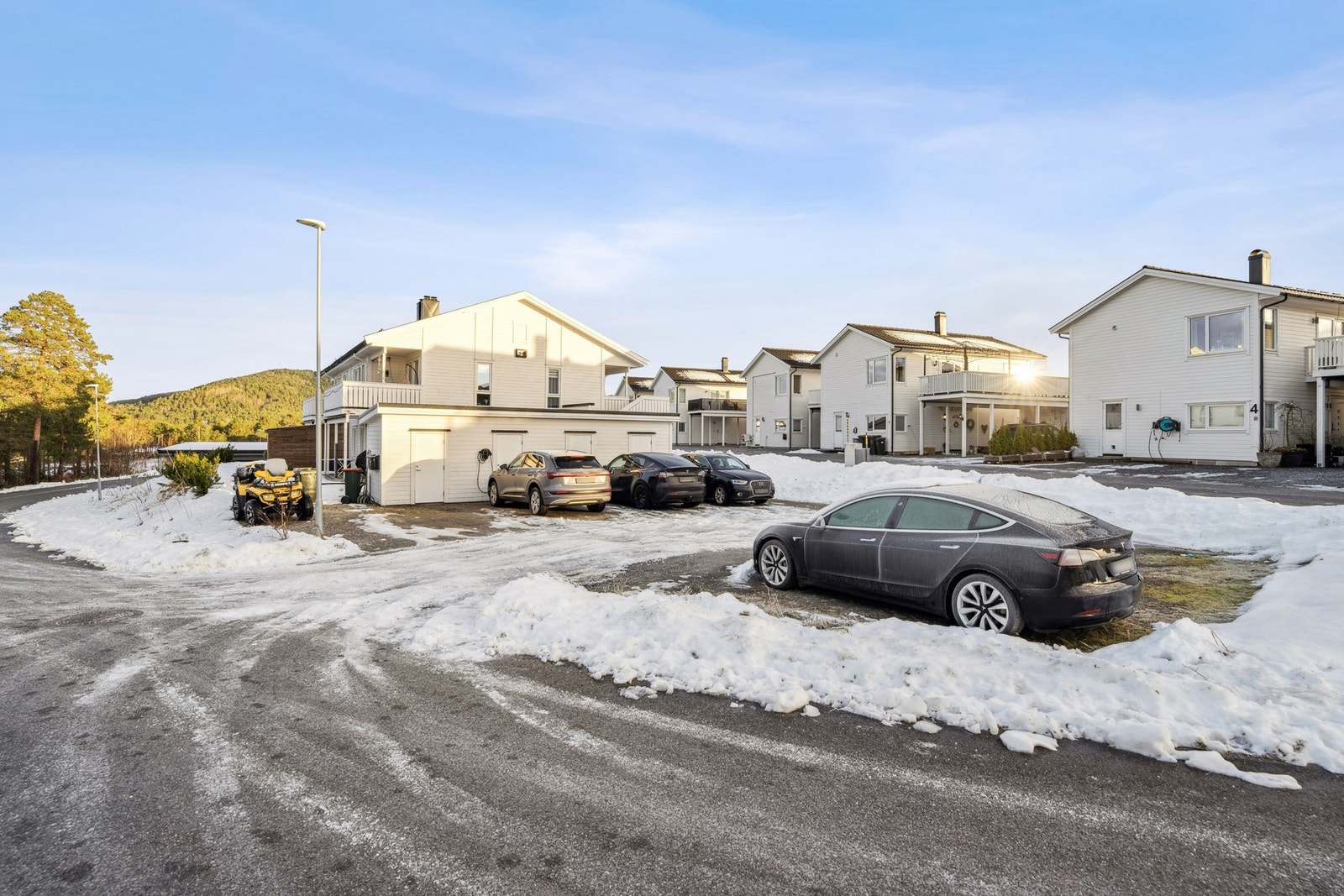 Leiligheten disponerer 2 parkeringsplasser. Den ene ved bodene og den andre på rekken nærmest bildet Galleribilde