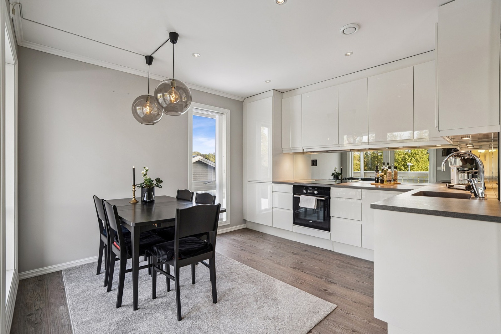 God plass til spisegruppe på kjøkkenet Galleribilde