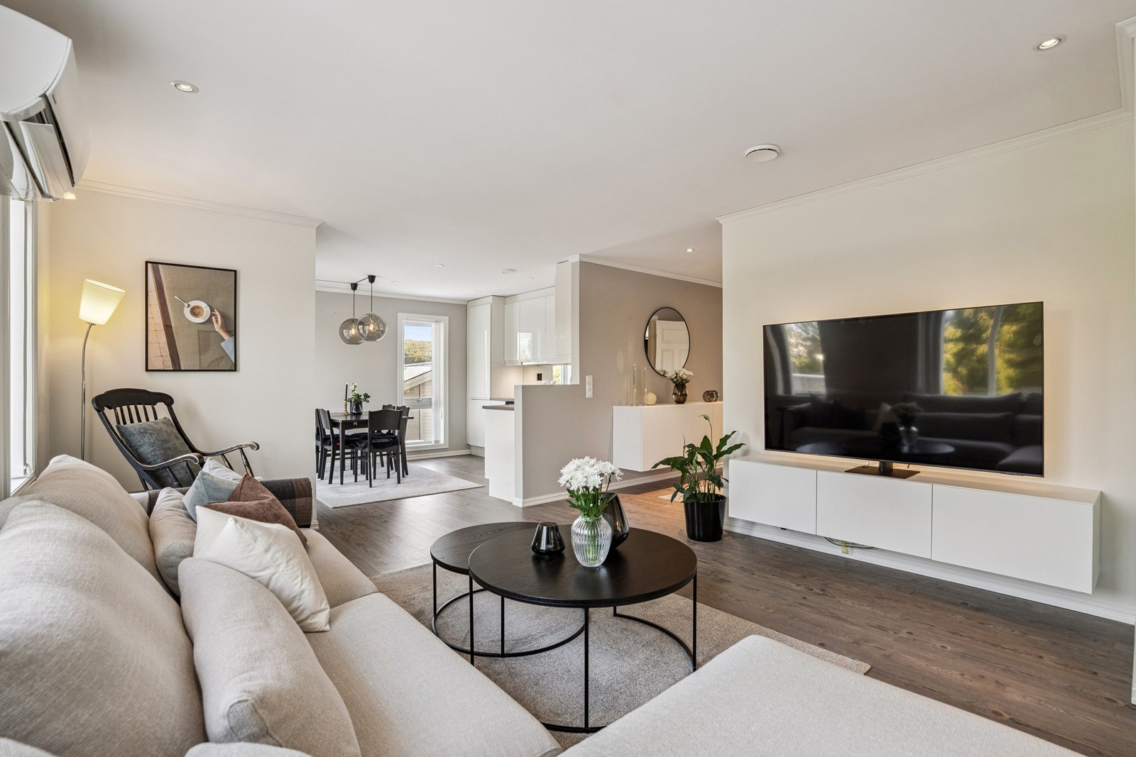 Stue og kjøkken i åpen løsning. Leiligheten er lys og innbydende Galleribilde