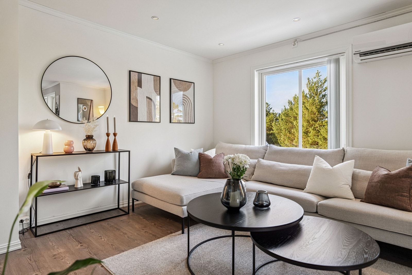 Stuen har laminatgulv og oppvarming via varmepumpe Galleribilde