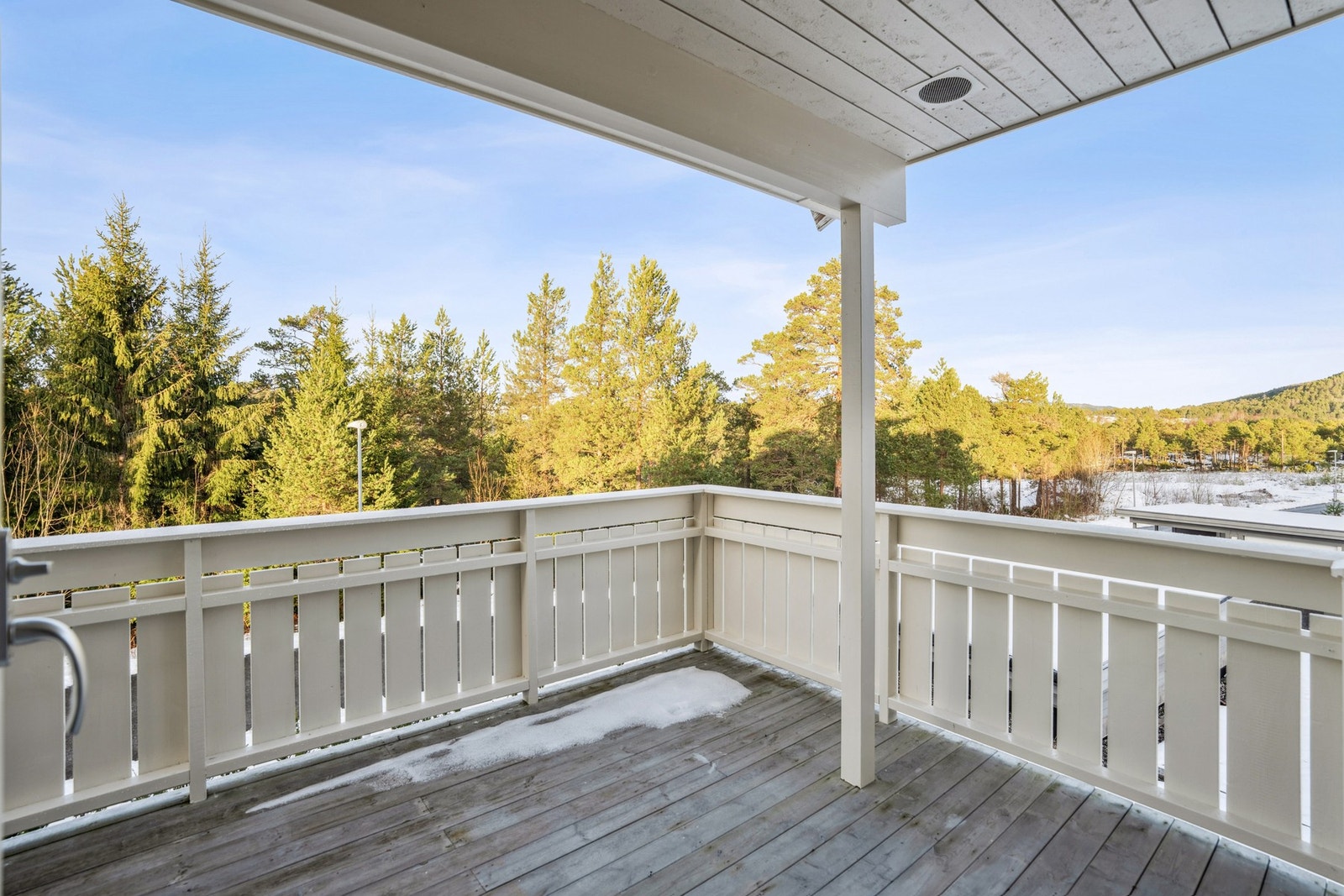 Terrasse på fremsiden av leiligheten med ettermiddag og kveldssol. Denne er ca. 13 m2 Galleribilde