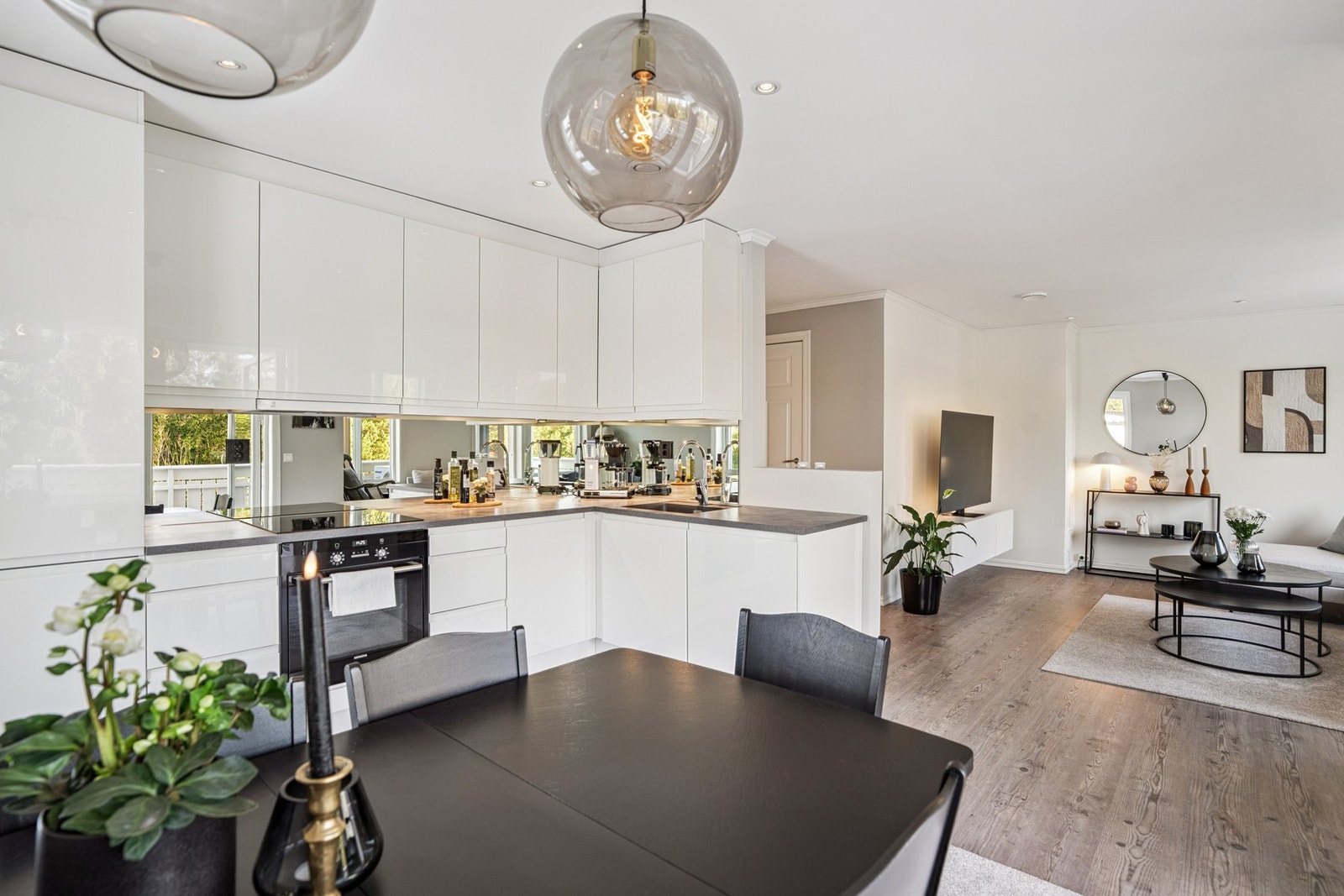 Det er integrerte hvitevarer, inkludert stekeovn, platetopp, oppvaskmaskin og kjøl-/fryseskap Galleribilde