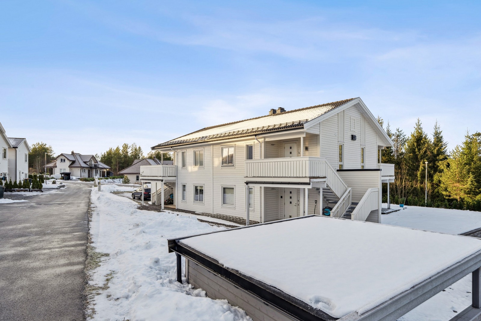 Leiligheten har en overbygd platting ved innganspartiet, denne er på ca. 11 m2 Galleribilde