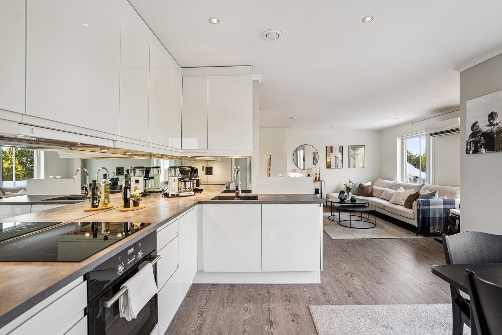 Kjøkkeninnredningen er fra HTH og består av skap med glatte fronter og benkeplate i laminat Galleribilde