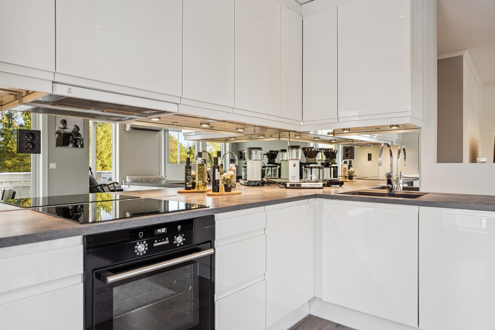 Mellom benkeplaten og overskapene er det montert speil Galleribilde