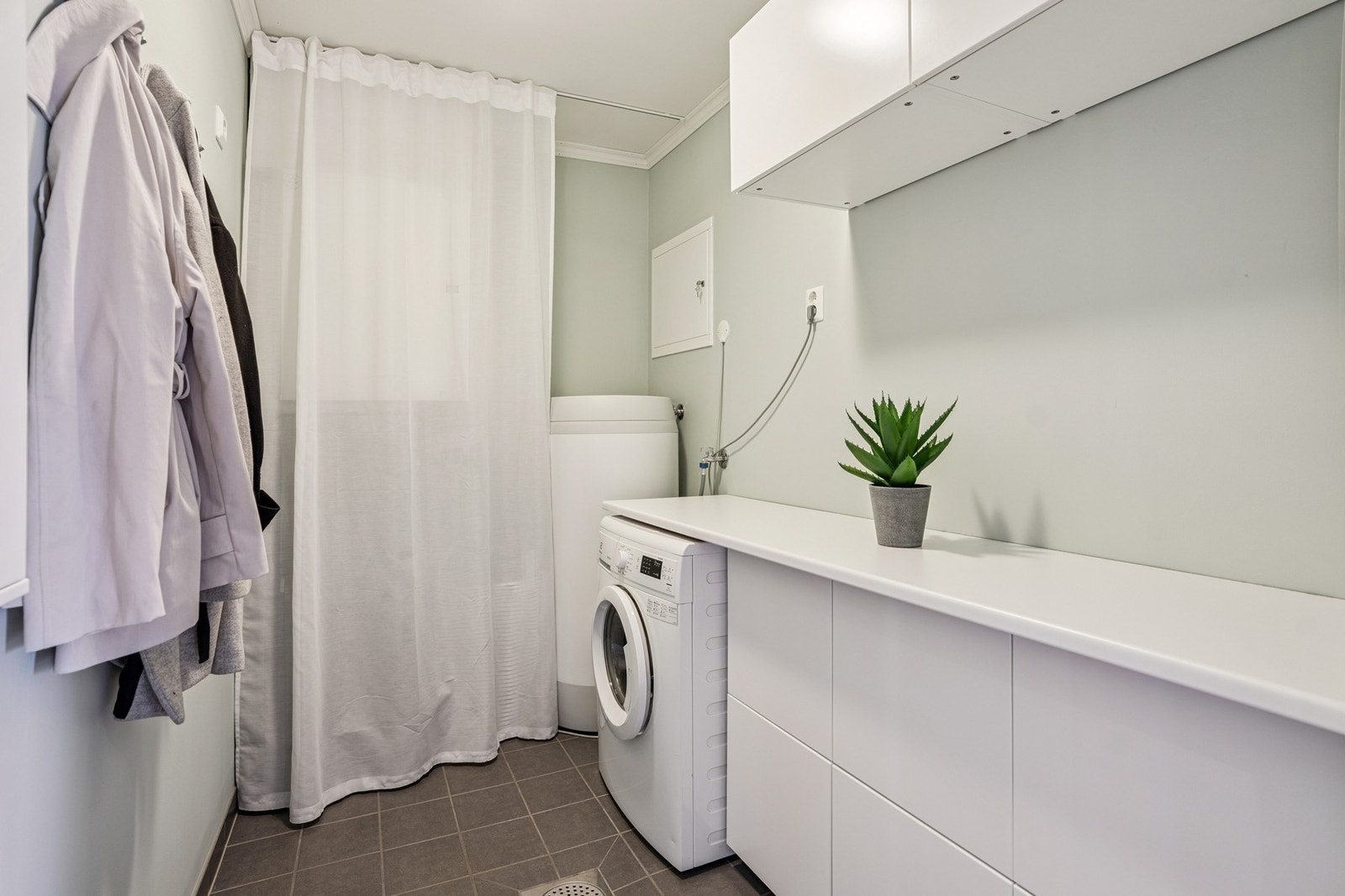 Bod/teknisk rom innredet som vaskerom Galleribilde